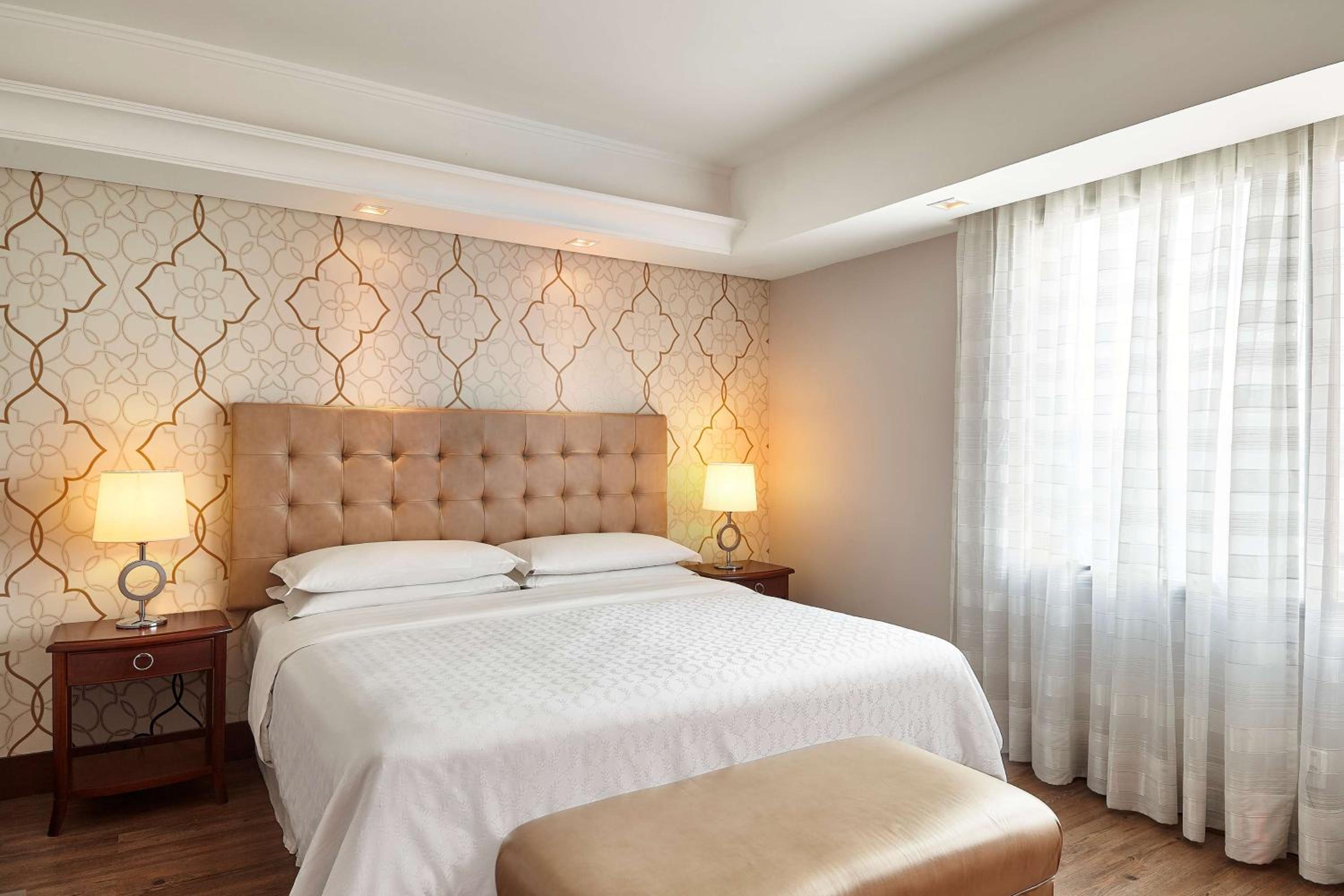 Deluxe King Room - Photo 10
