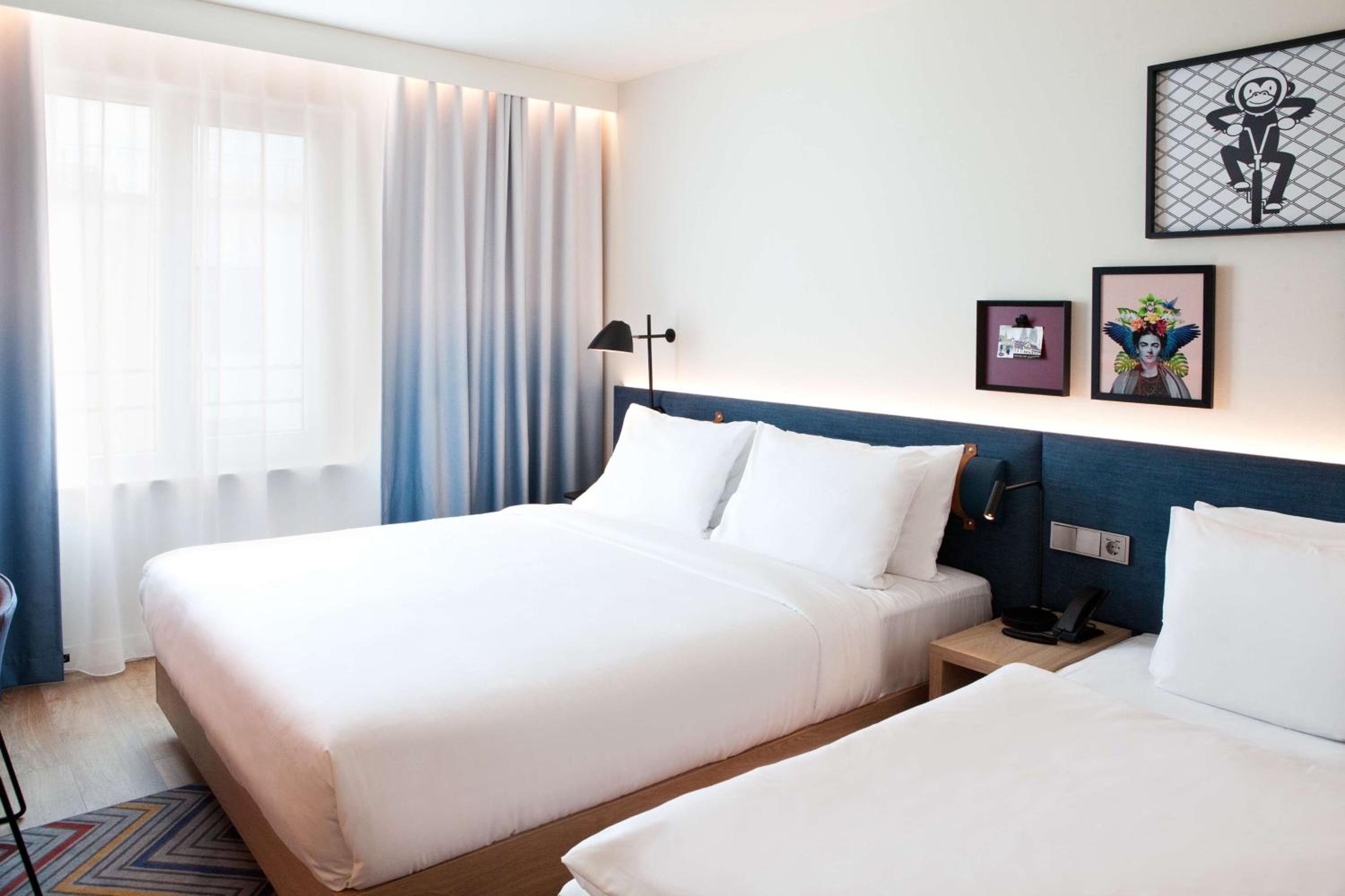 Queen Room with Sofa Bed and Courtyard View