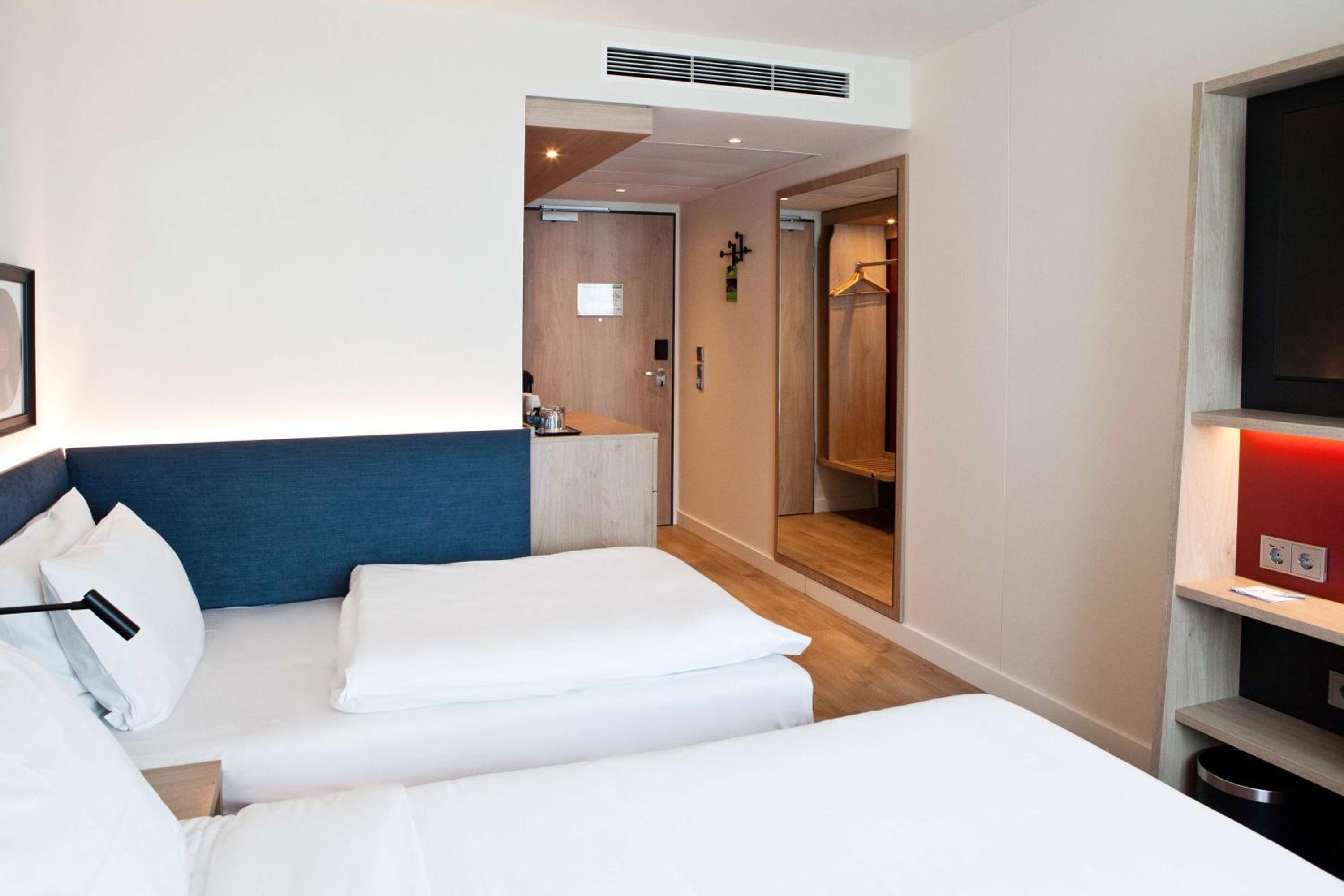 Queen Room with Sofa Bed and Courtyard View thumbnail 6