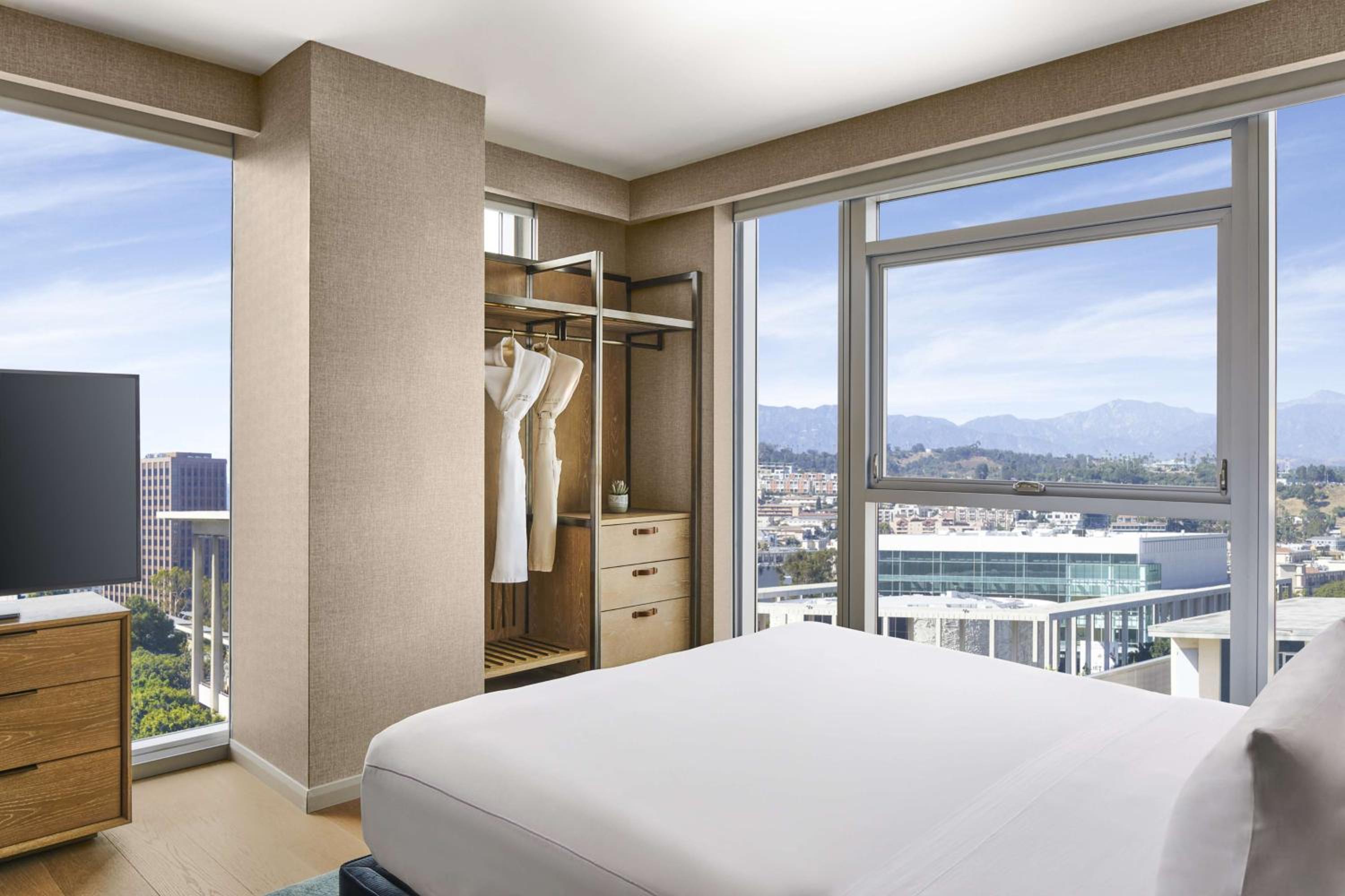 Corner King Suite thumbnail 5