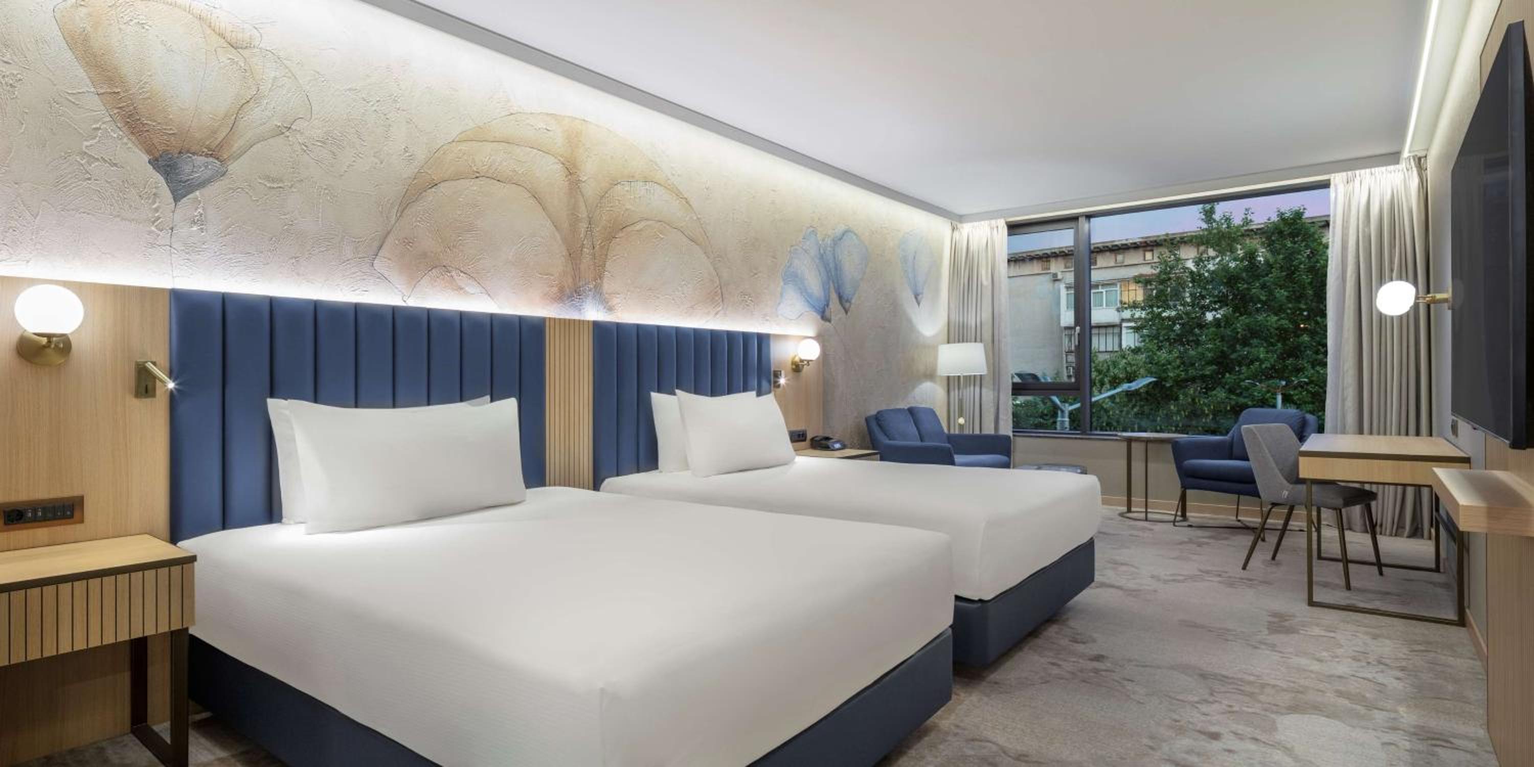Deluxe Queen Room with Two Queen Beds - Photo 3