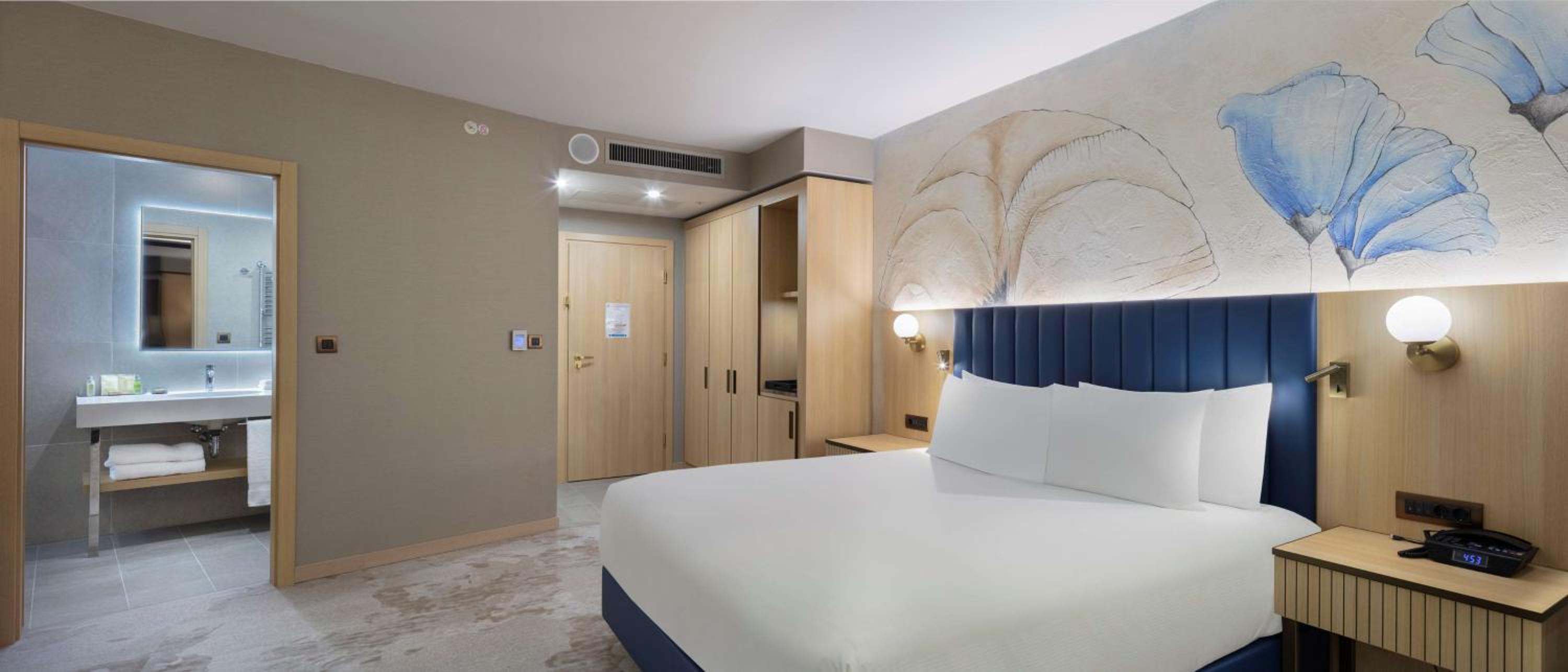 Superior King Room with Balcony - Photo 6