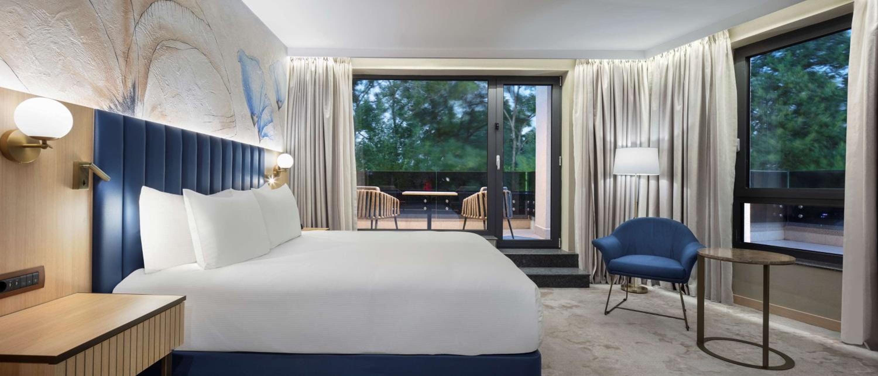 Superior King Room with Balcony - Photo 7
