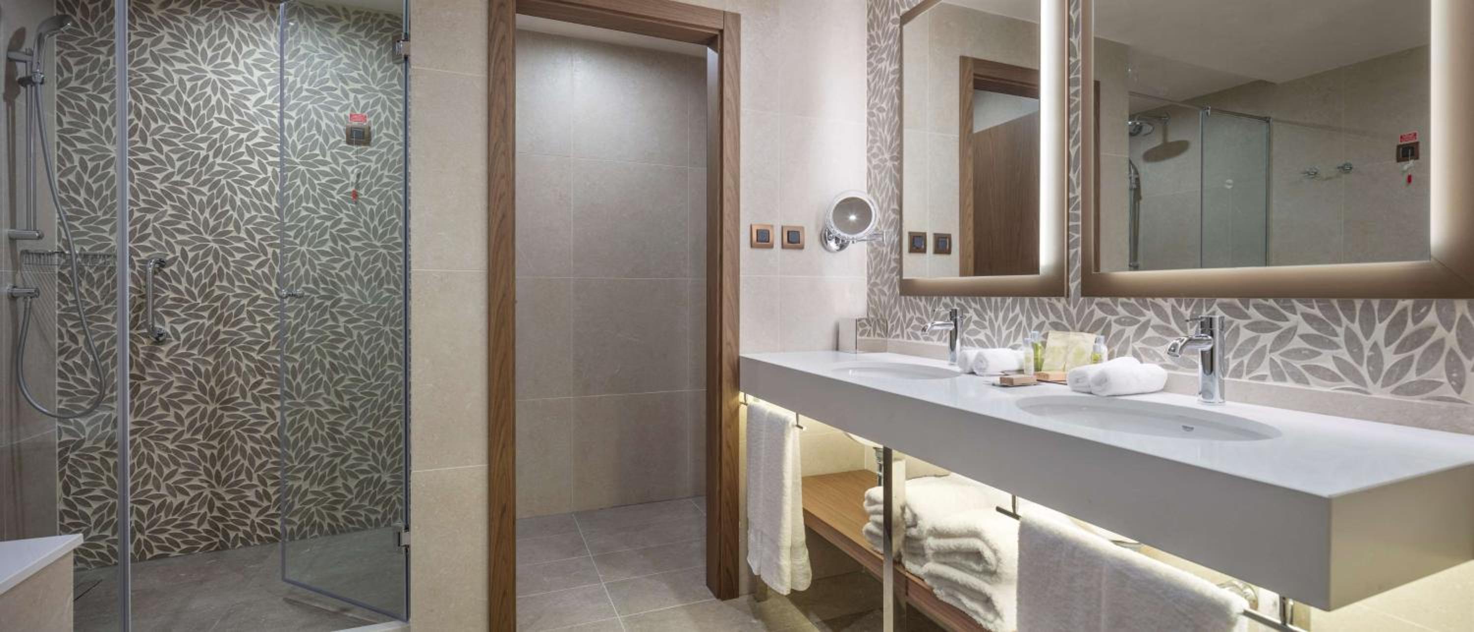 One-Bedroom King Suite - Photo 11