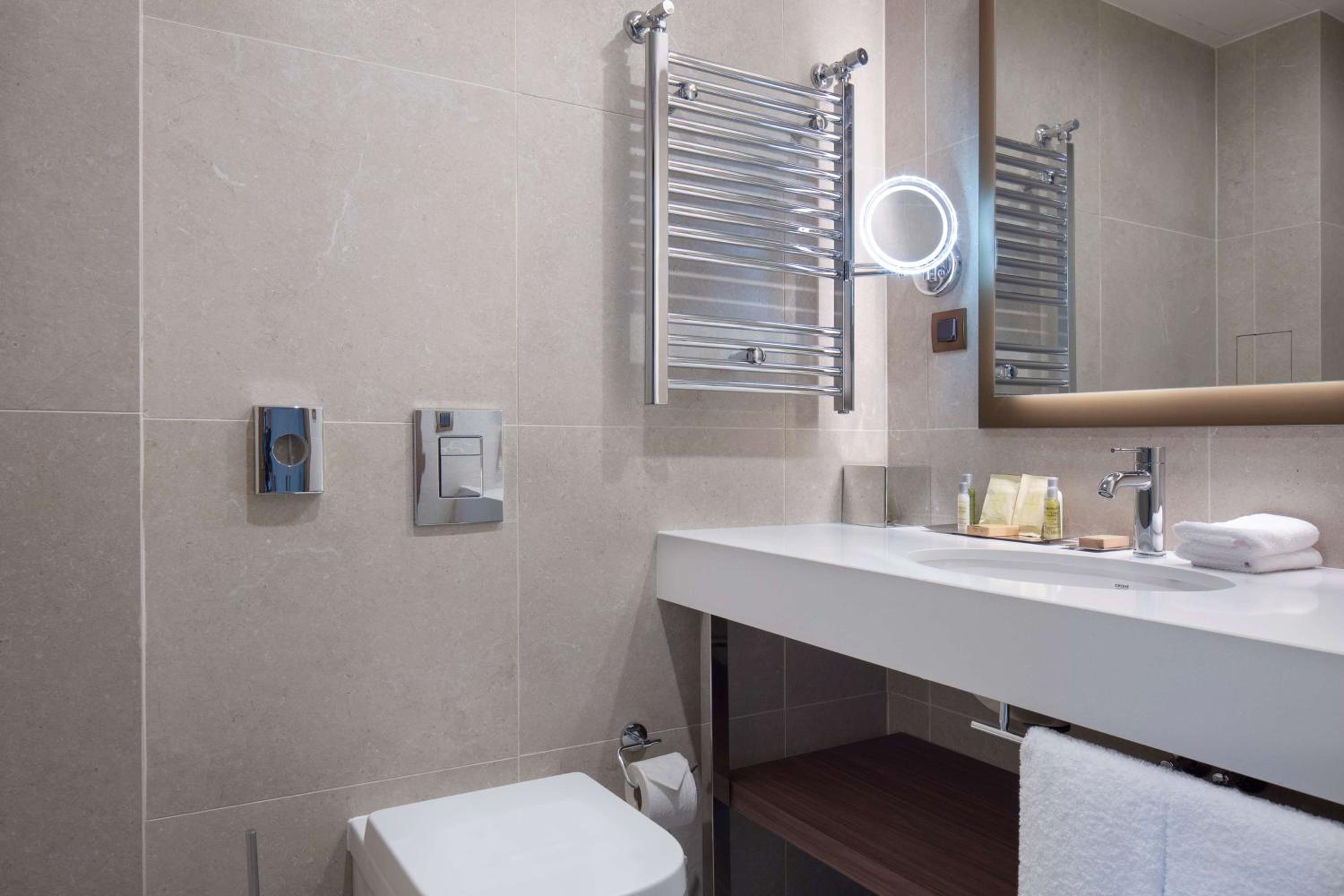 One-Bedroom King Suite - Photo 3
