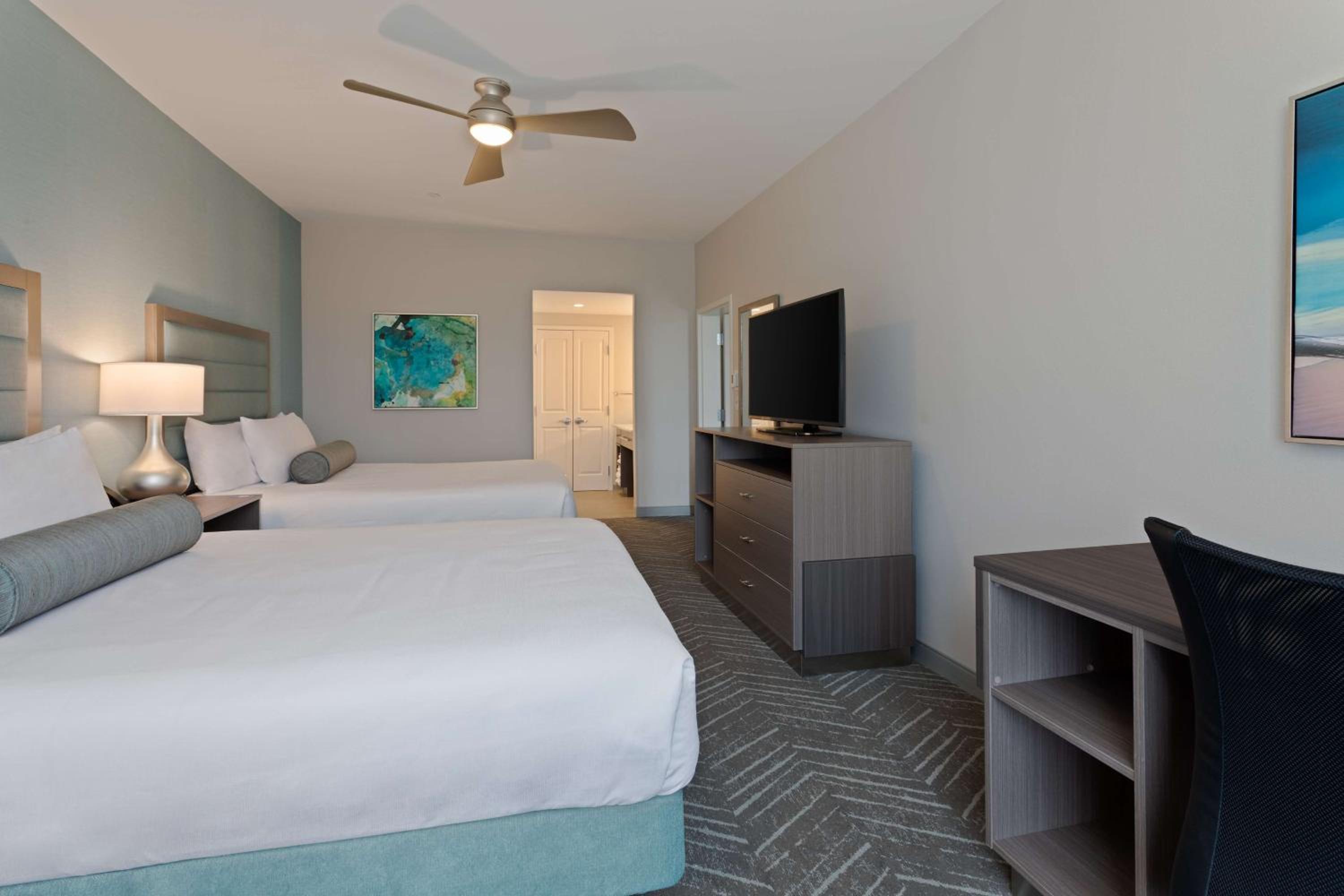 One-Bedroom Queen Suite with Two Queen Beds - Photo 2