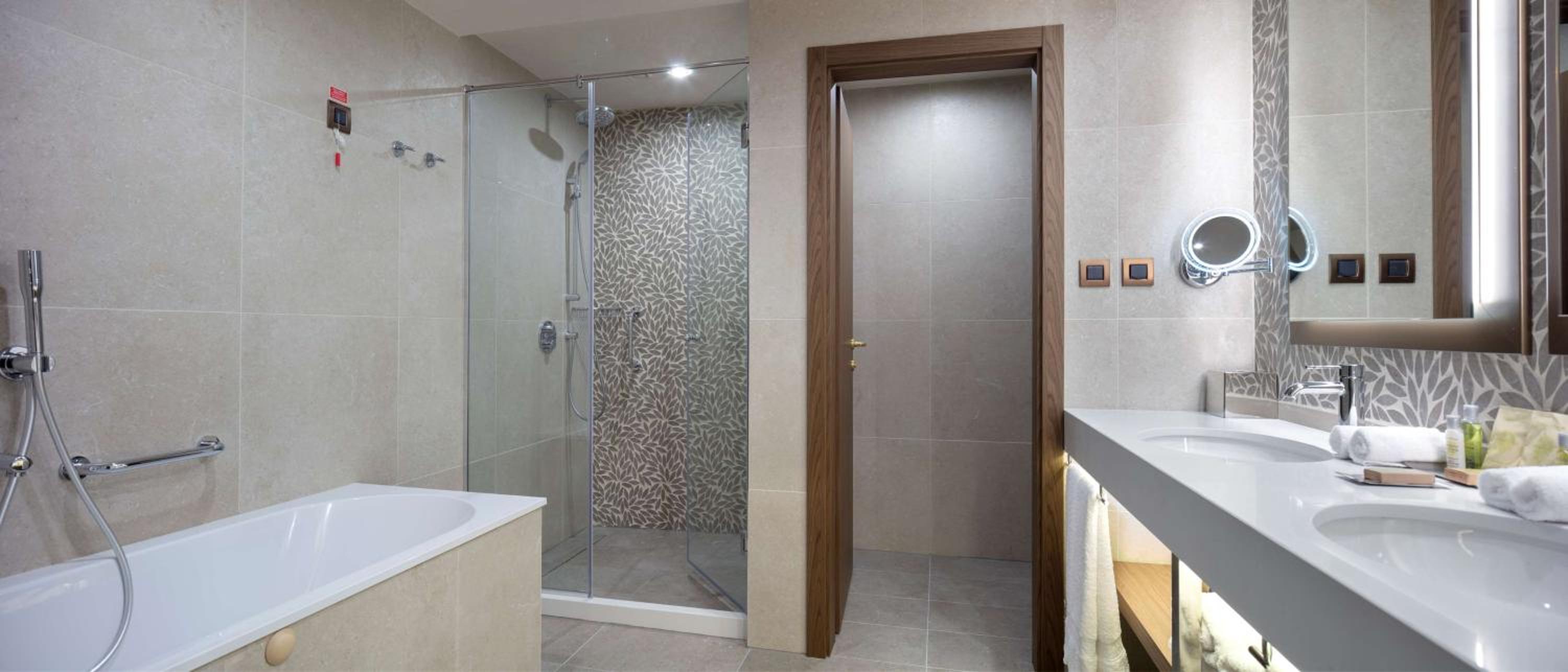 One-Bedroom King Suite - Photo 4