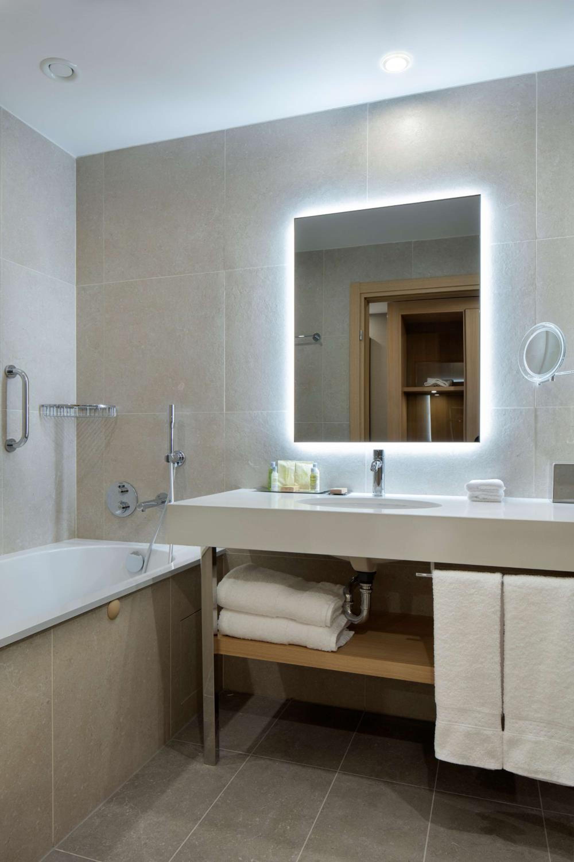 Deluxe Queen Room with Two Queen Beds - Photo 8