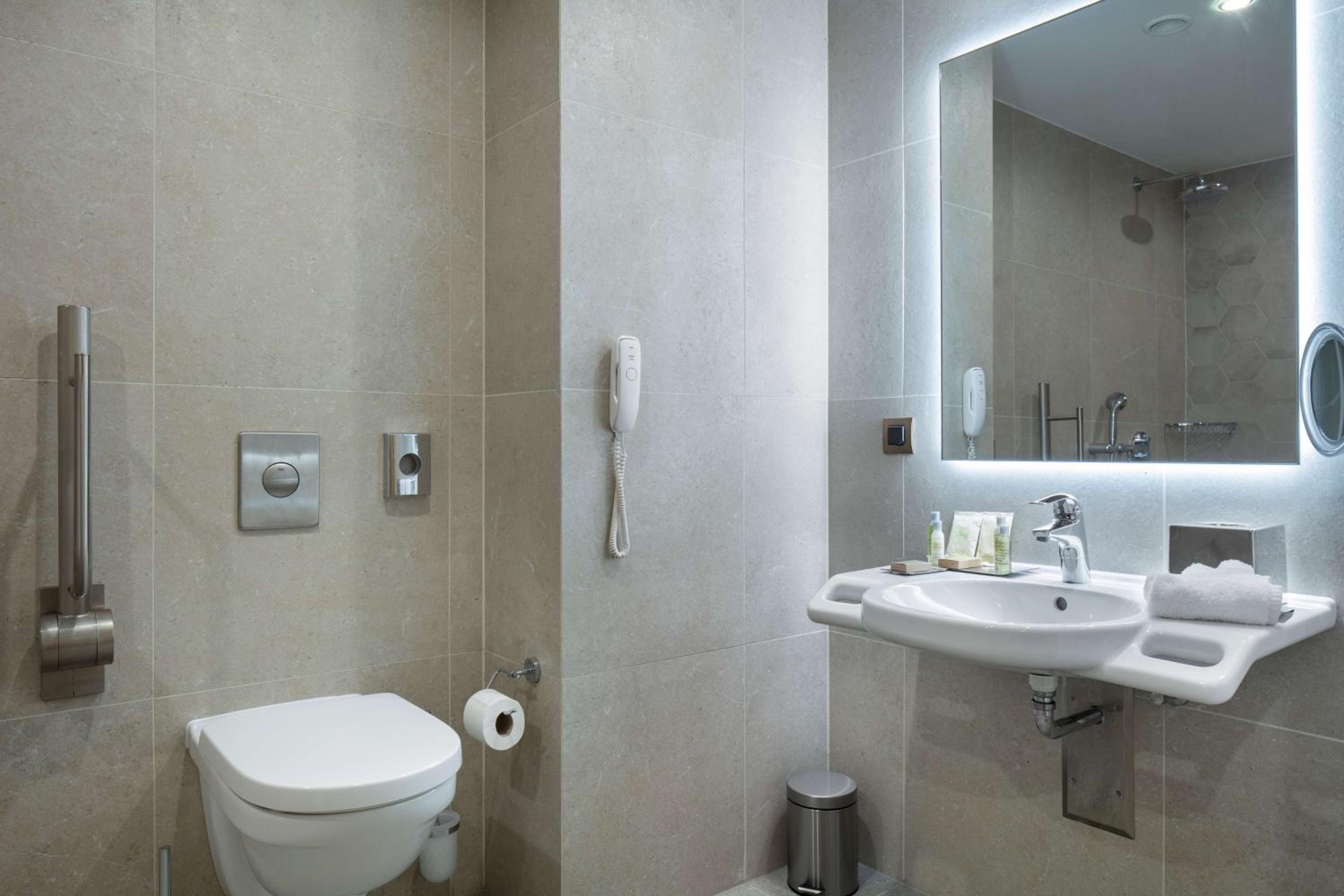 Wheelchair Accessible Guest Room - Photo 5