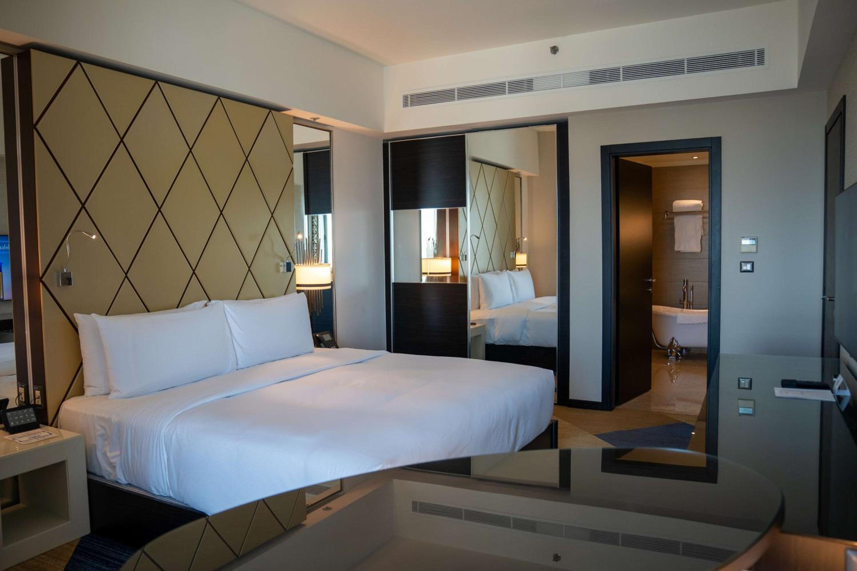 Deluxe One-Bedroom King Suite