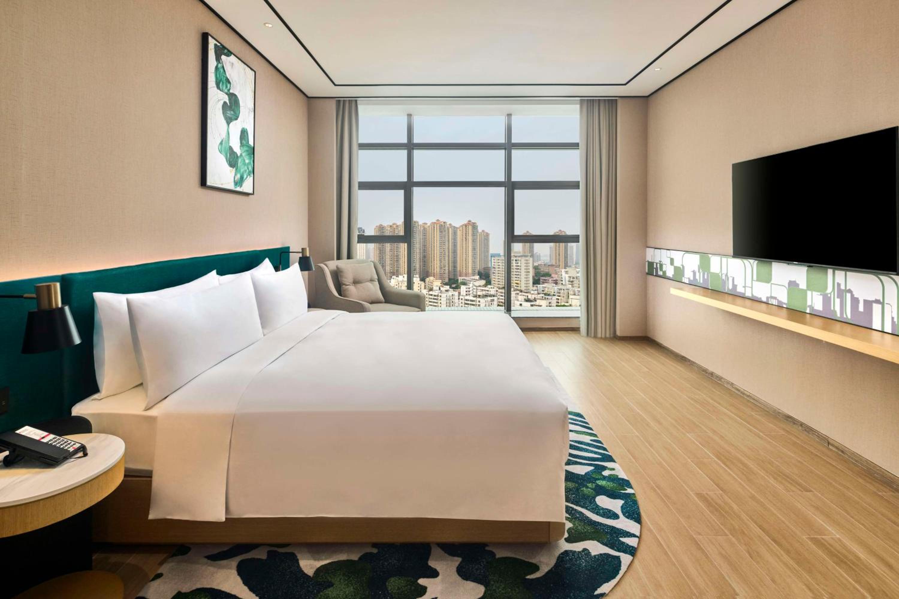 Deluxe King Suite with Balcony photo 3