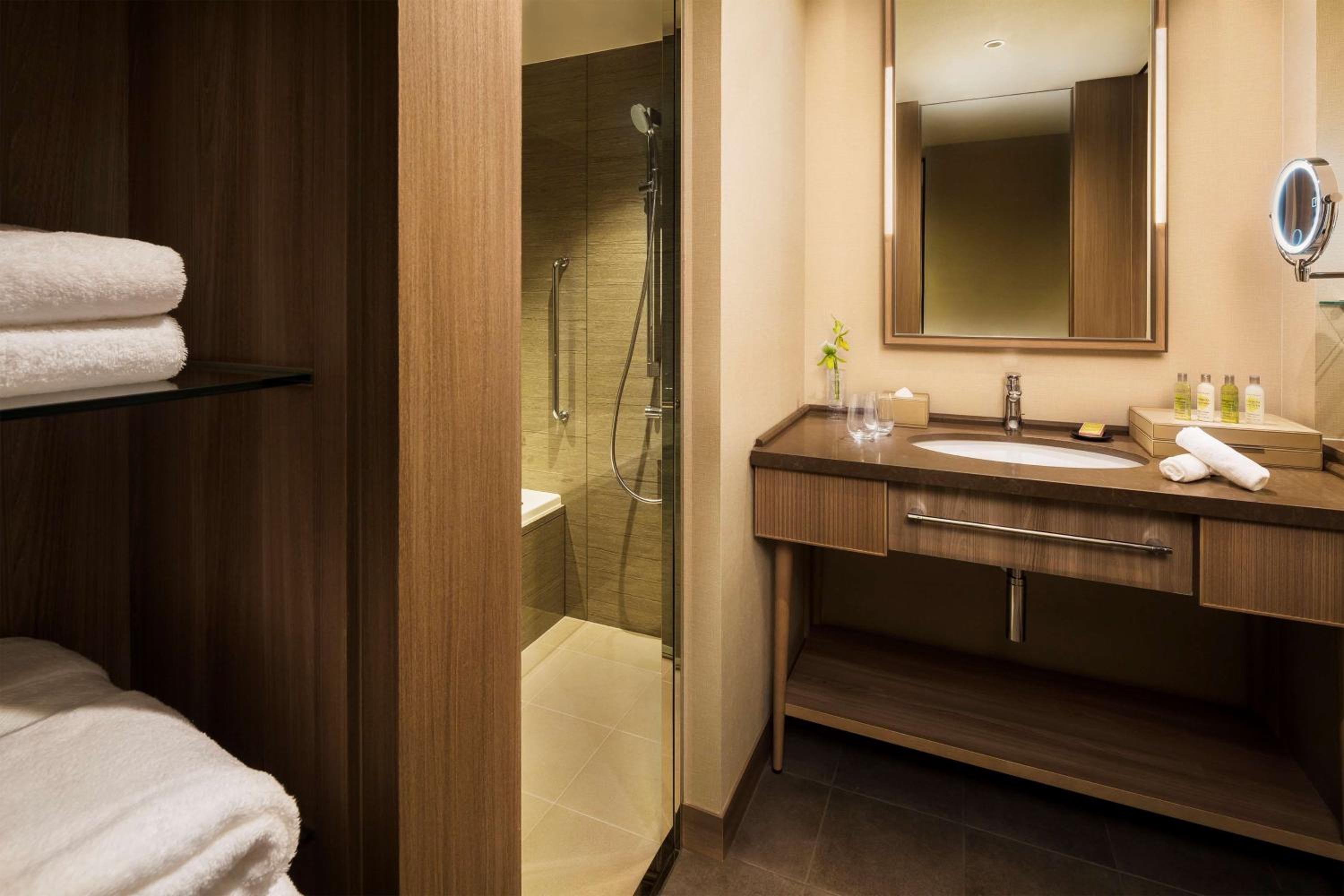 Premium Corner King Room - Photo 3