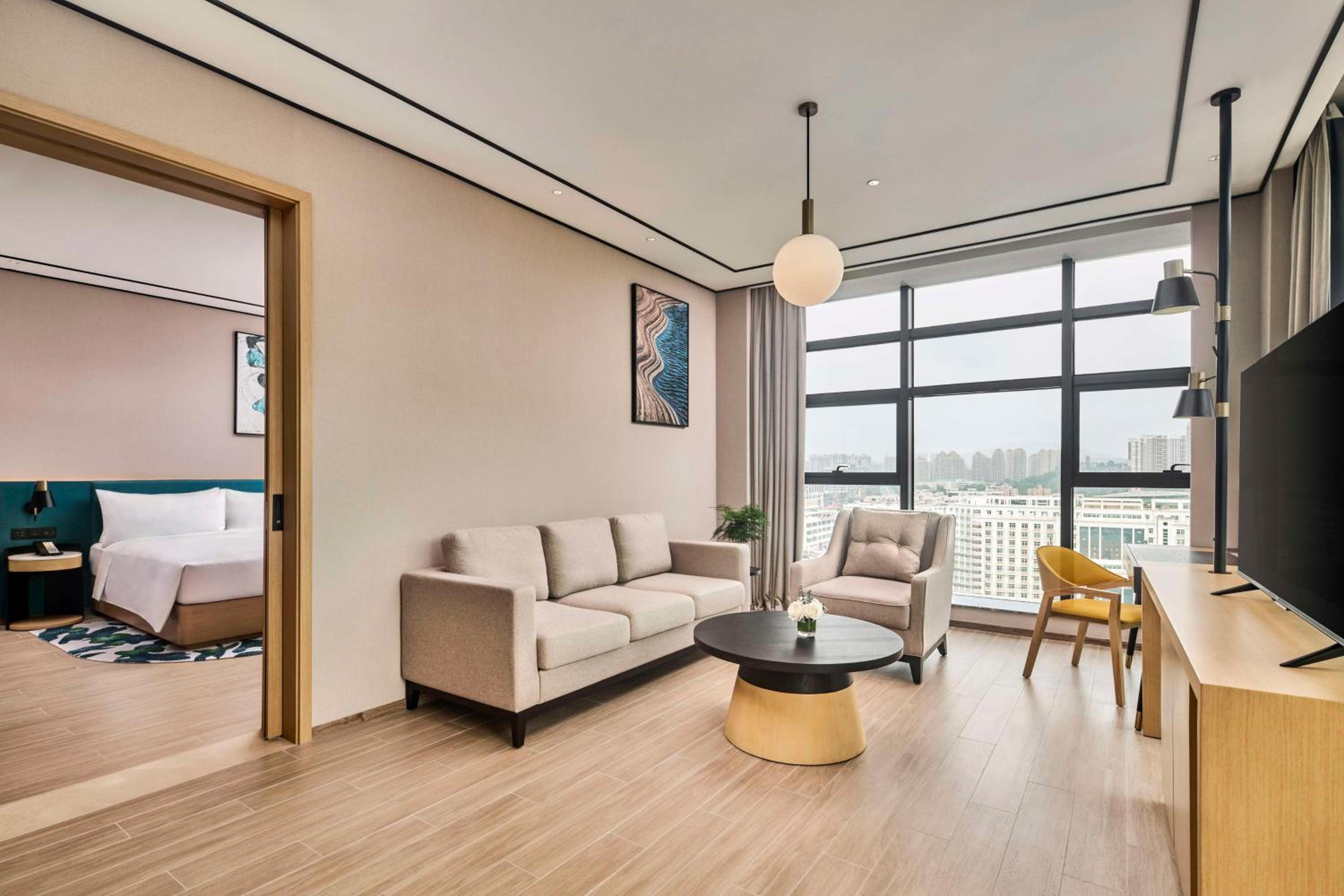 Deluxe King Suite with Balcony photo 2