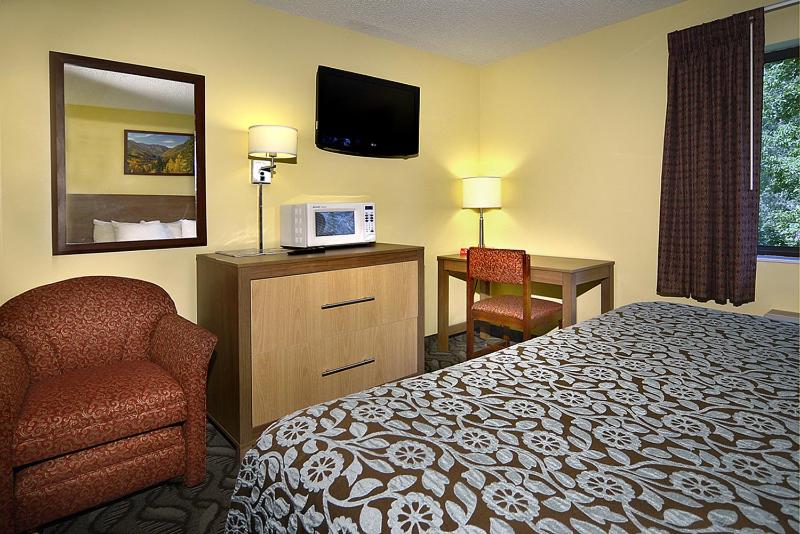 Studio Suite with 1 King Bed and 2 Twin Beds, Non-Smoking - Photo 2