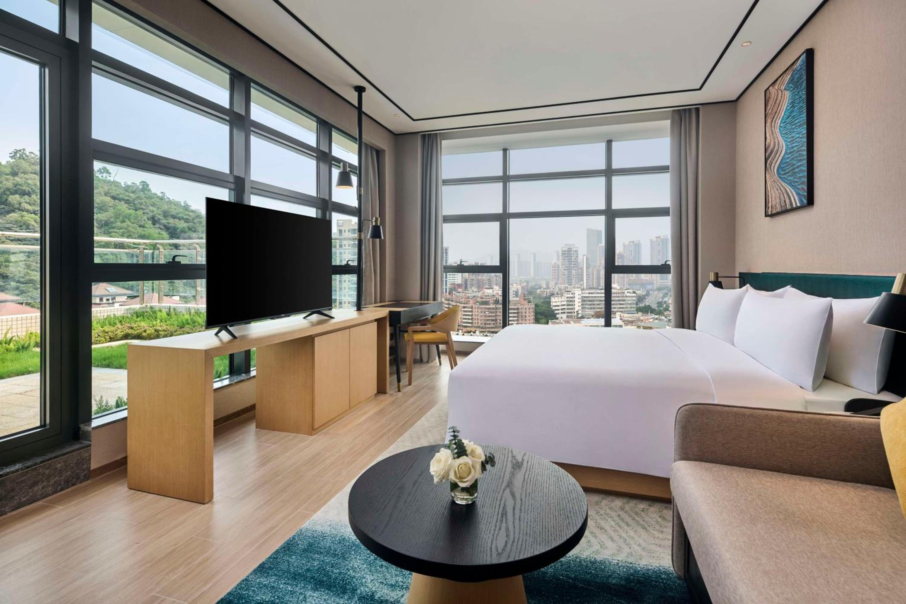 Deluxe King Room with Balcony photo 3