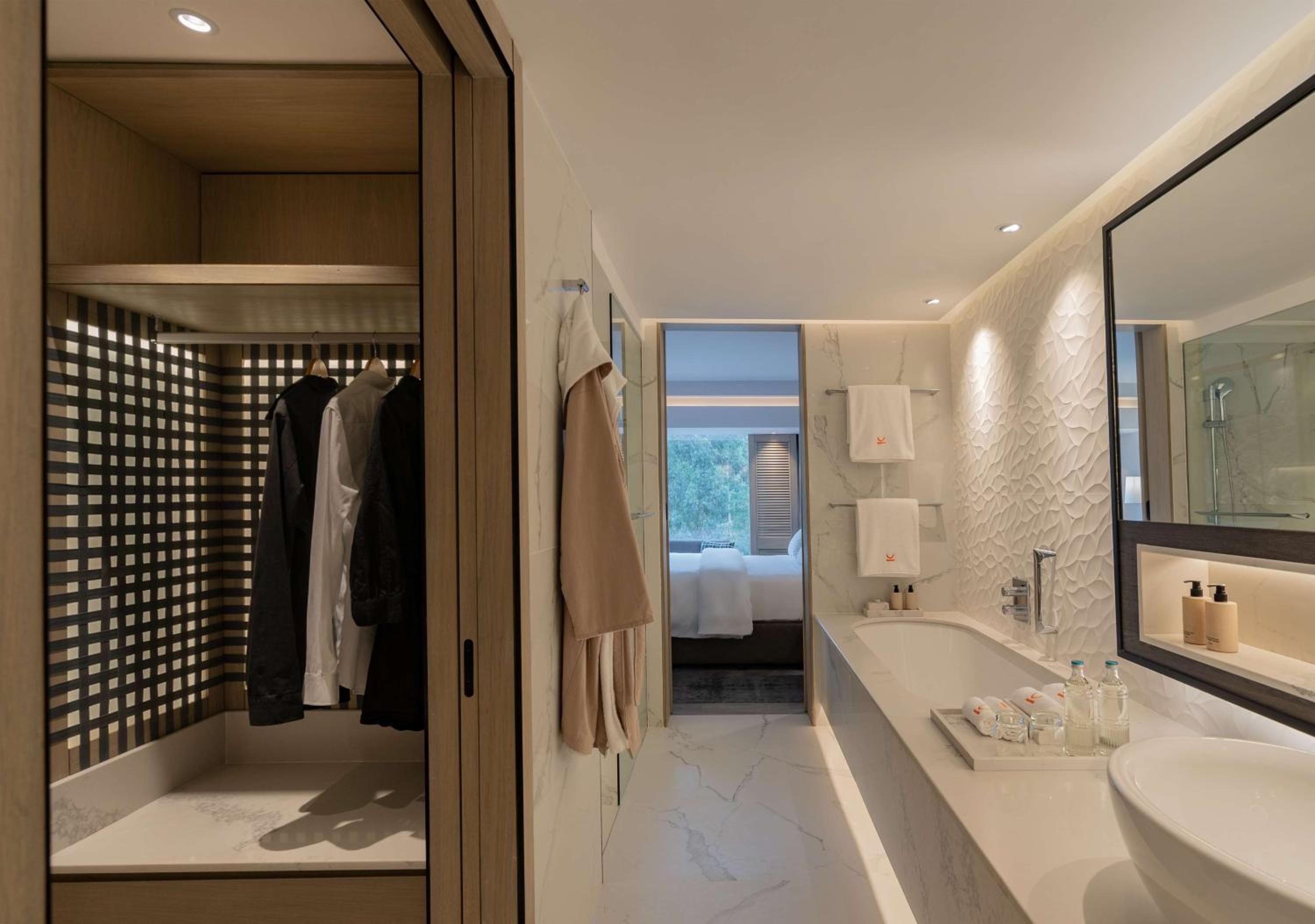 Deluxe Serene King Room - Photo 18