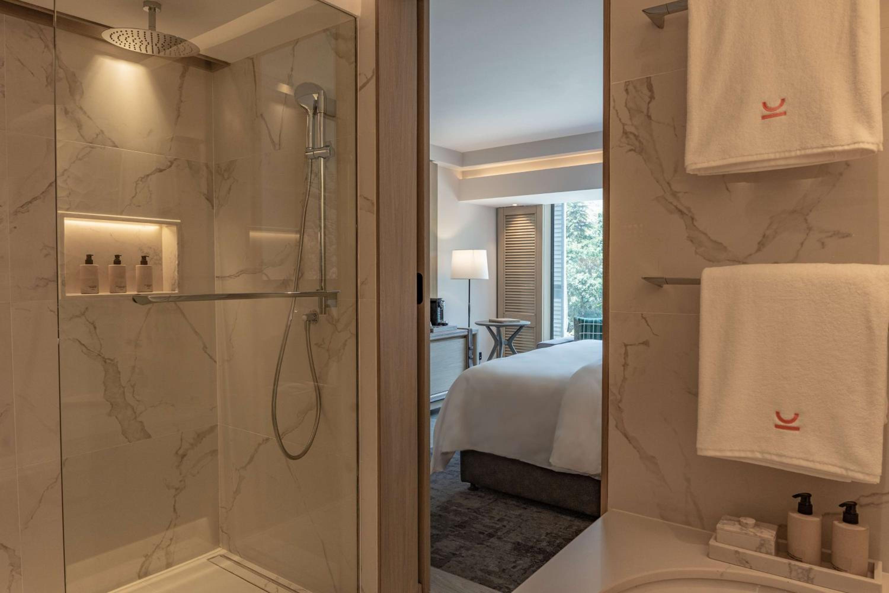 Deluxe Serene King Room - Photo 17