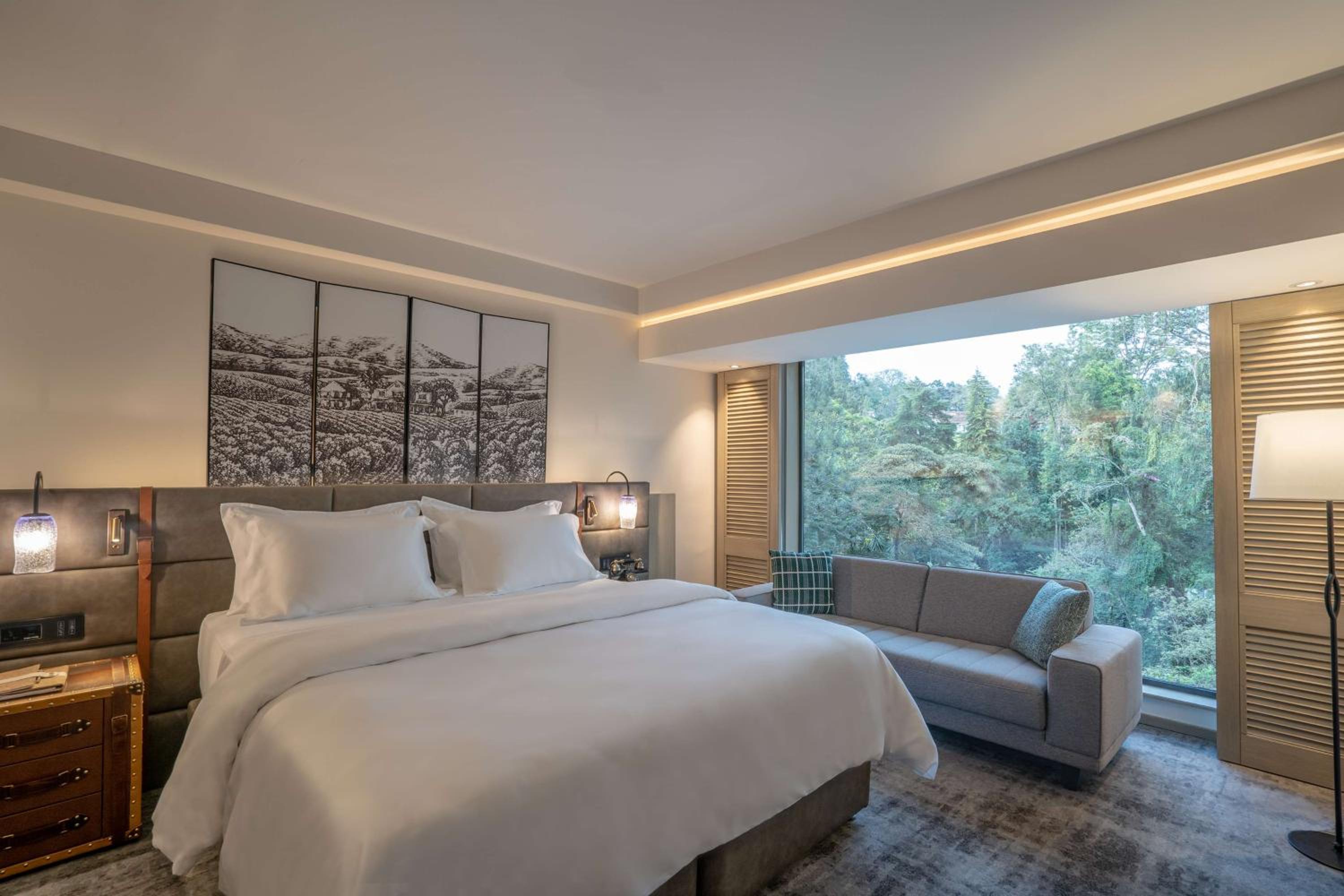 Deluxe Serene King Room - Photo 28