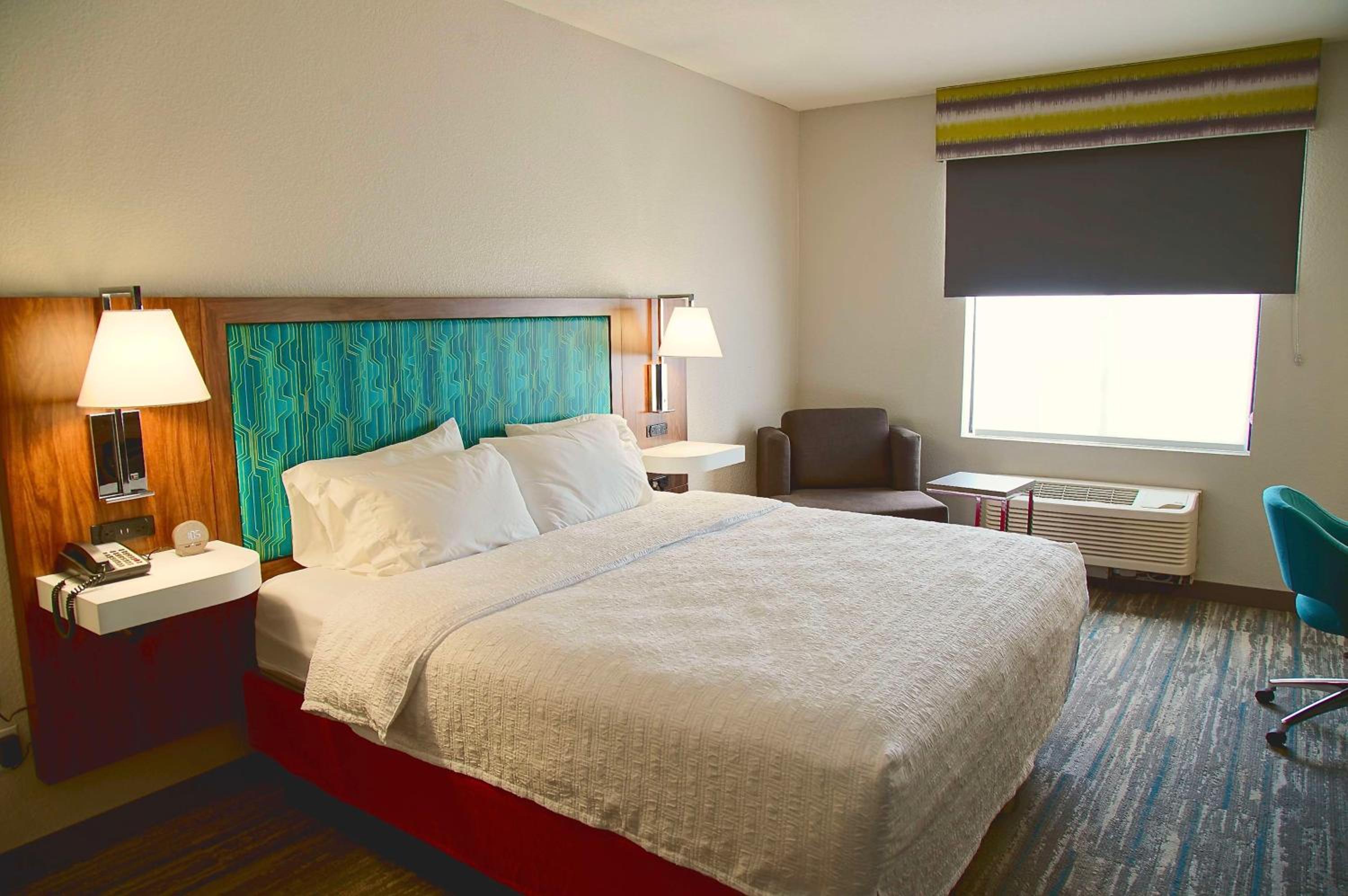 King Studio Suite with Microwave and Fridge - Photo 4