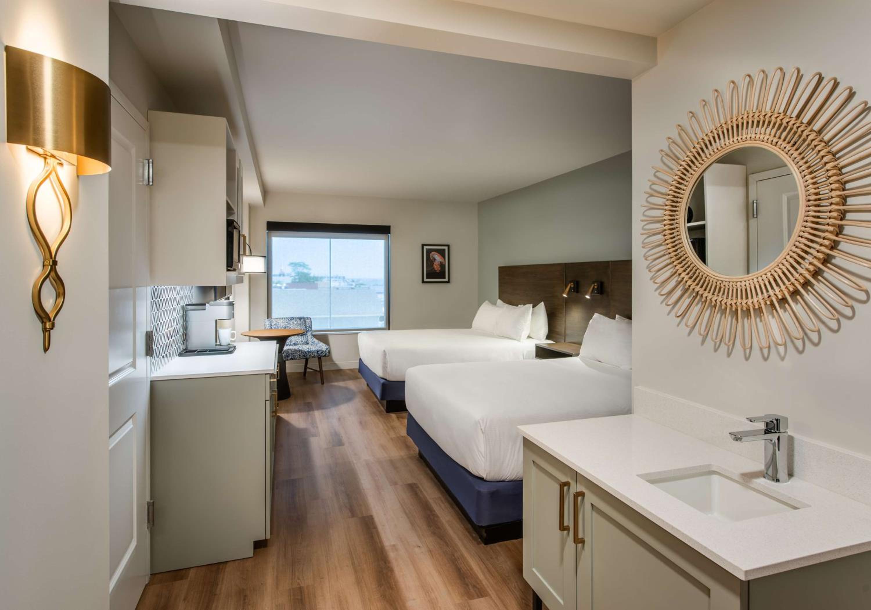 Queen Room with Two Queen Beds - Photo 3