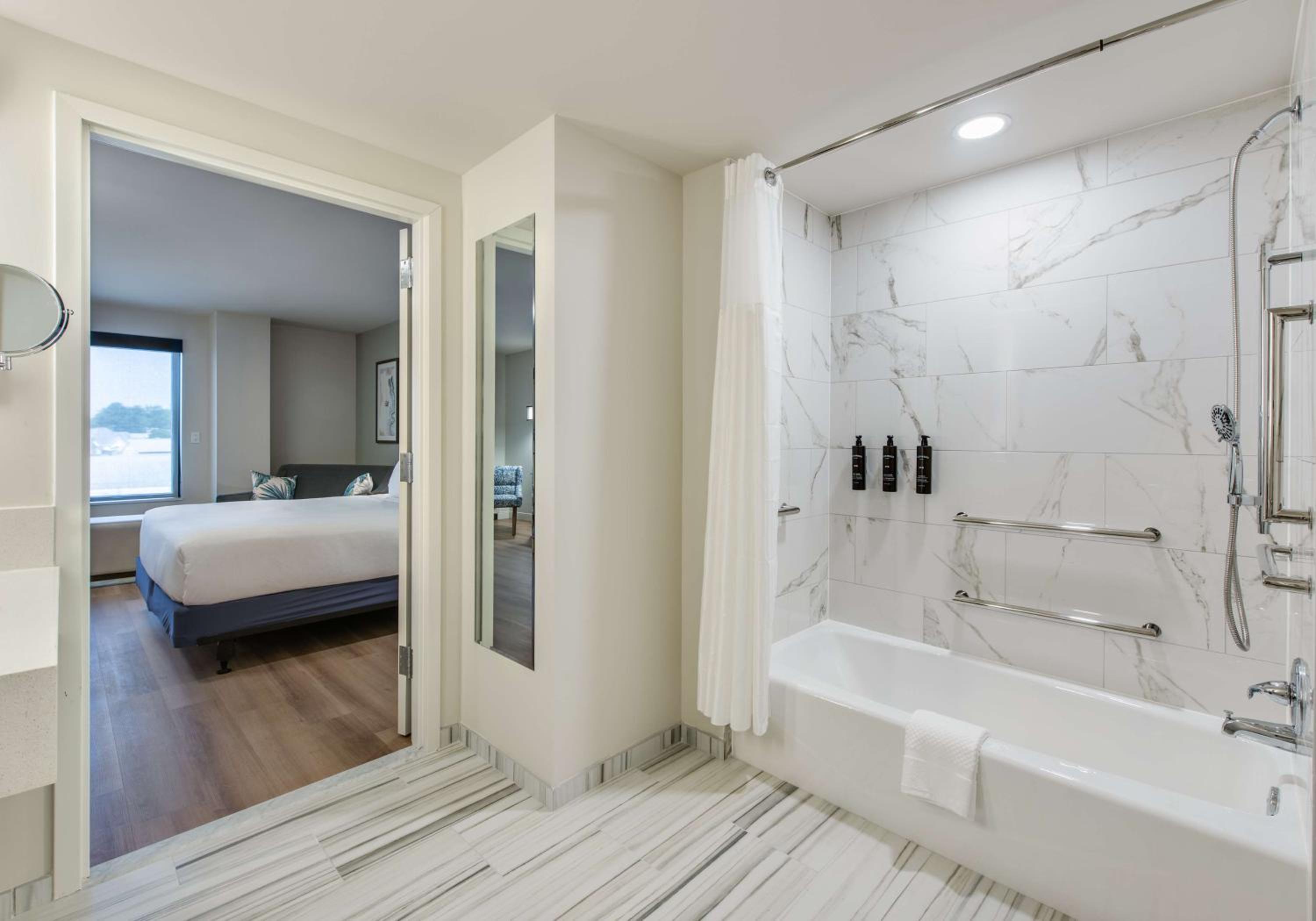 King Room with Bath Tub - Mobility and Hearing Access/Non-Smoking photo 2