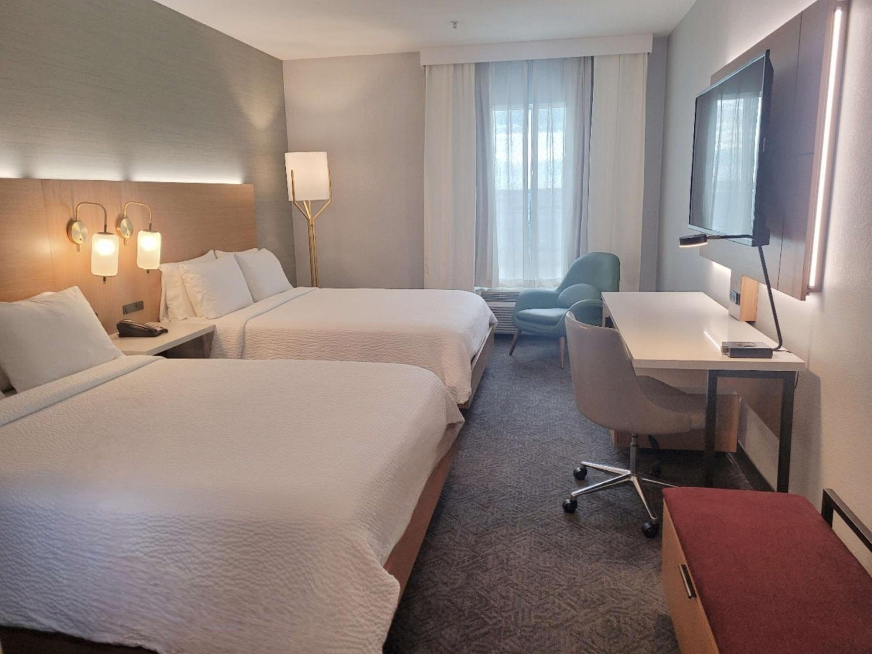 Queen Room with Two Queen Beds - Photo 11