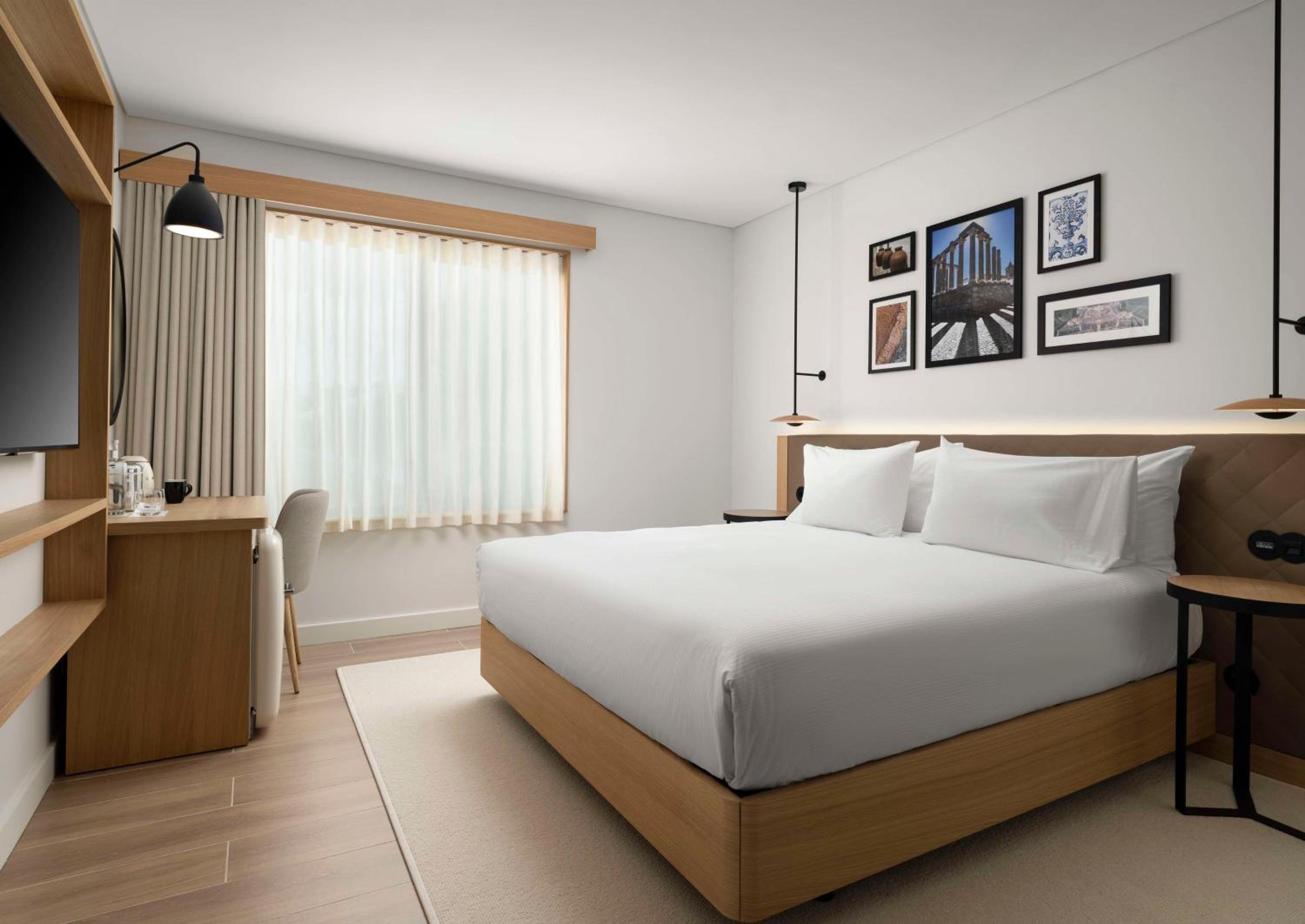 King Room - Mobility Accessible  - Photo 1