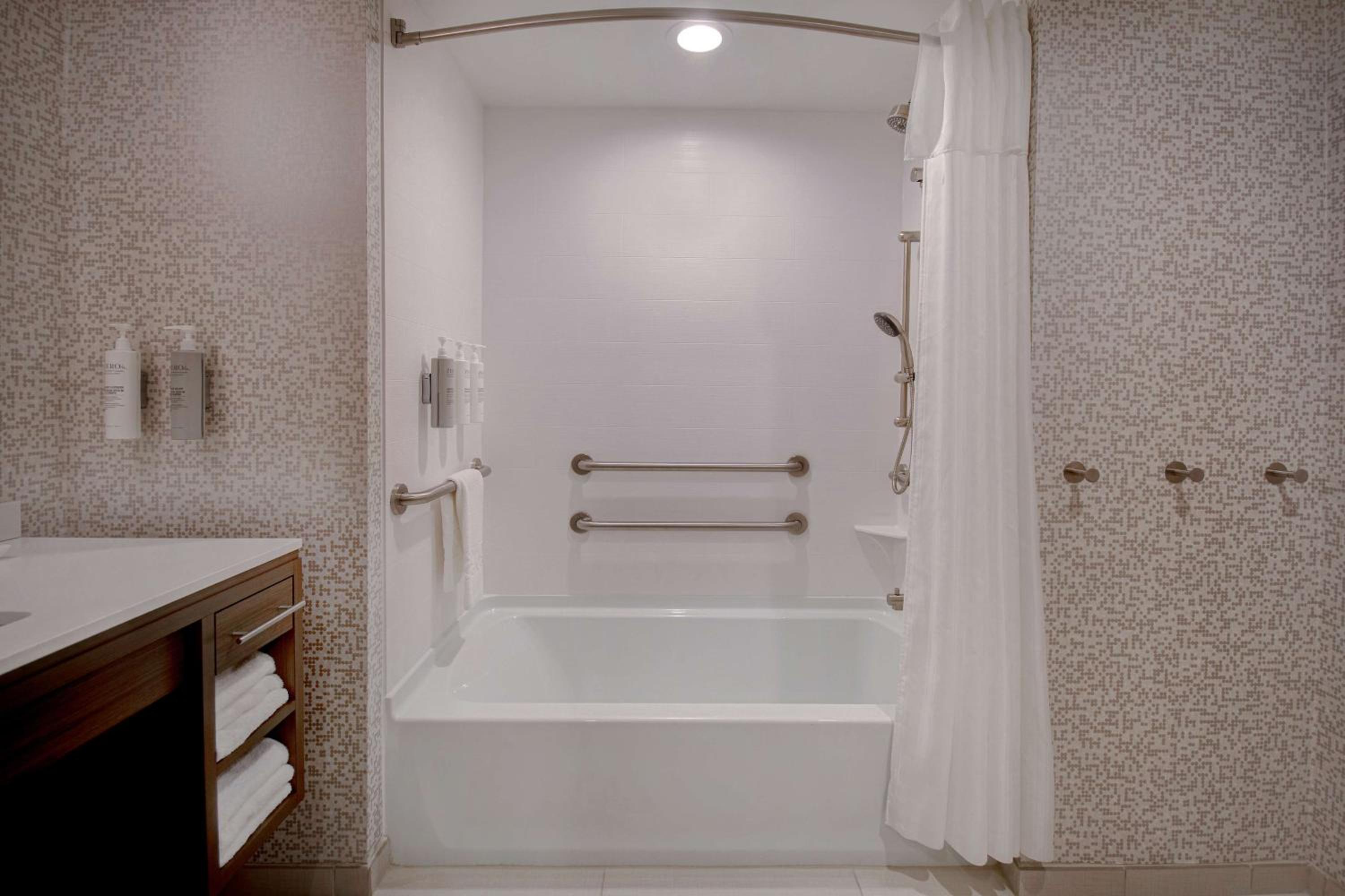 Studio Suite with Two Queen Beds and Tub - Mobility Access - Photo 3