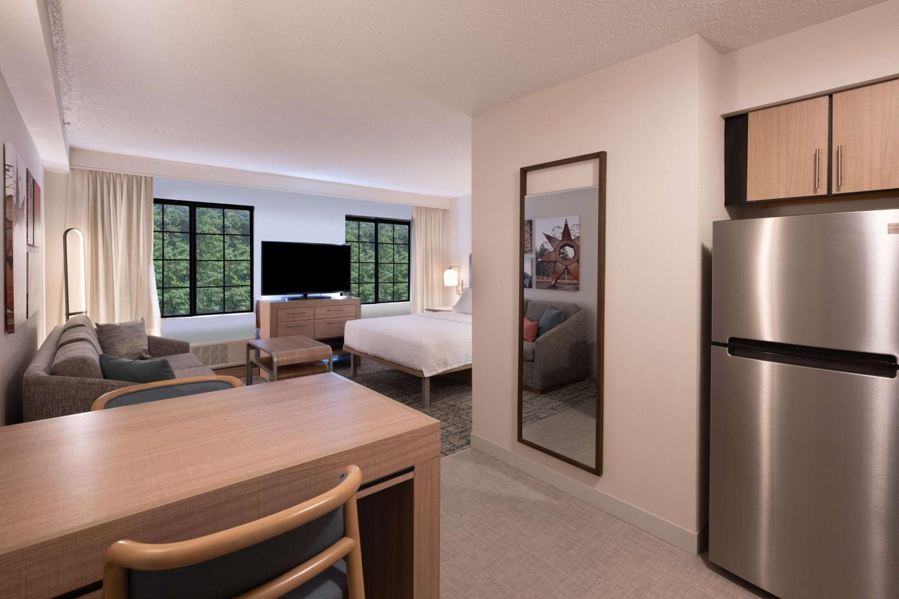 Queen Studio Suite - Photo 5