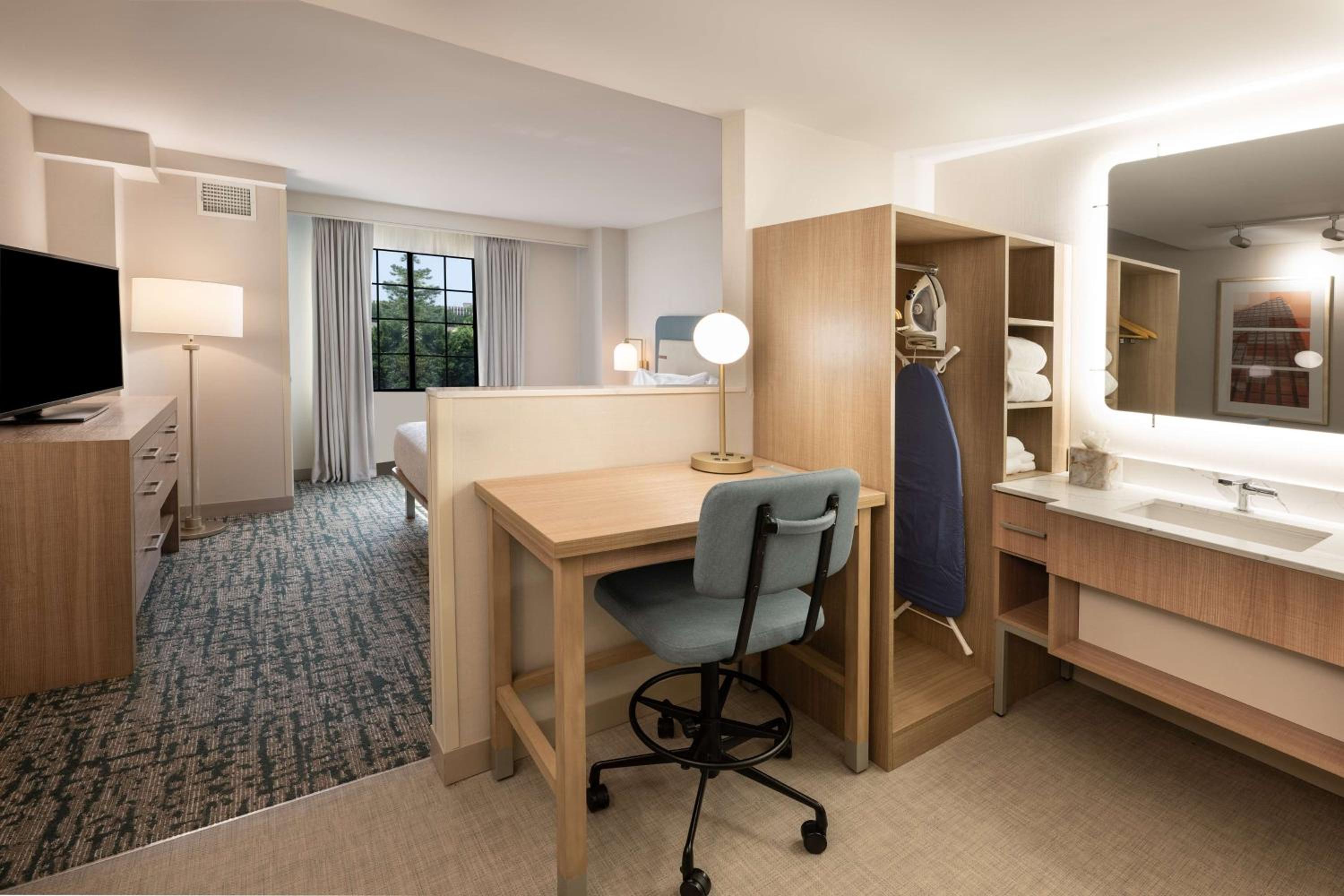Efficiency King Suite  - Photo 1