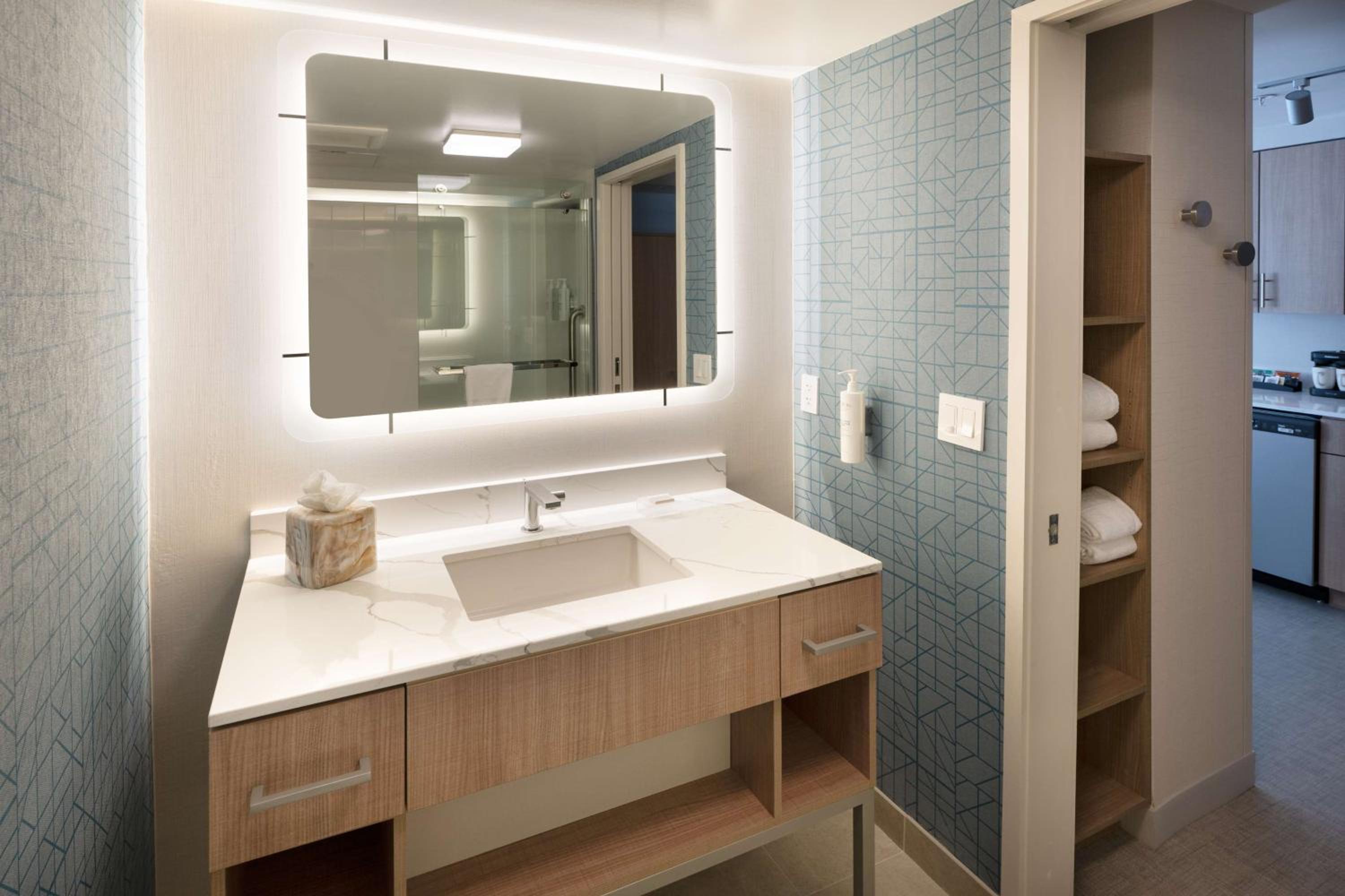 Deluxe Efficiency King Suite - Photo 2