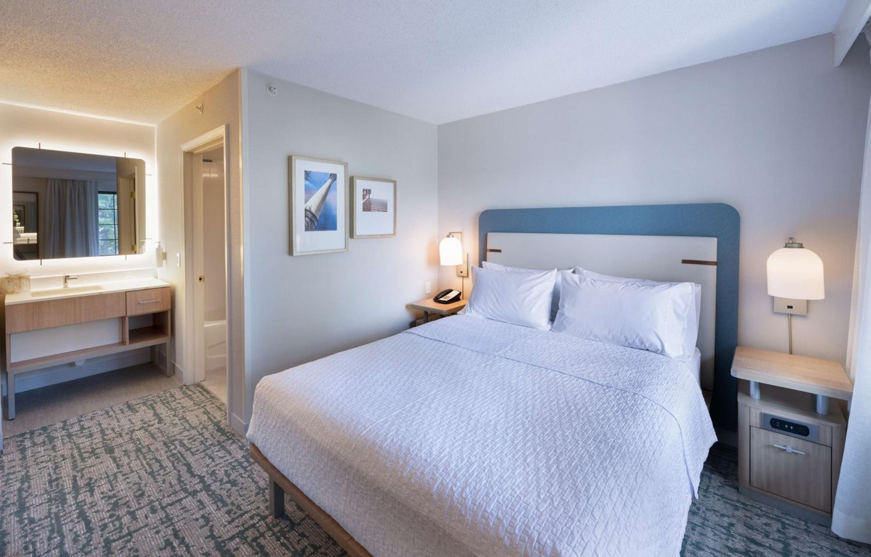 Two-Bedroom Suite - Photo 8