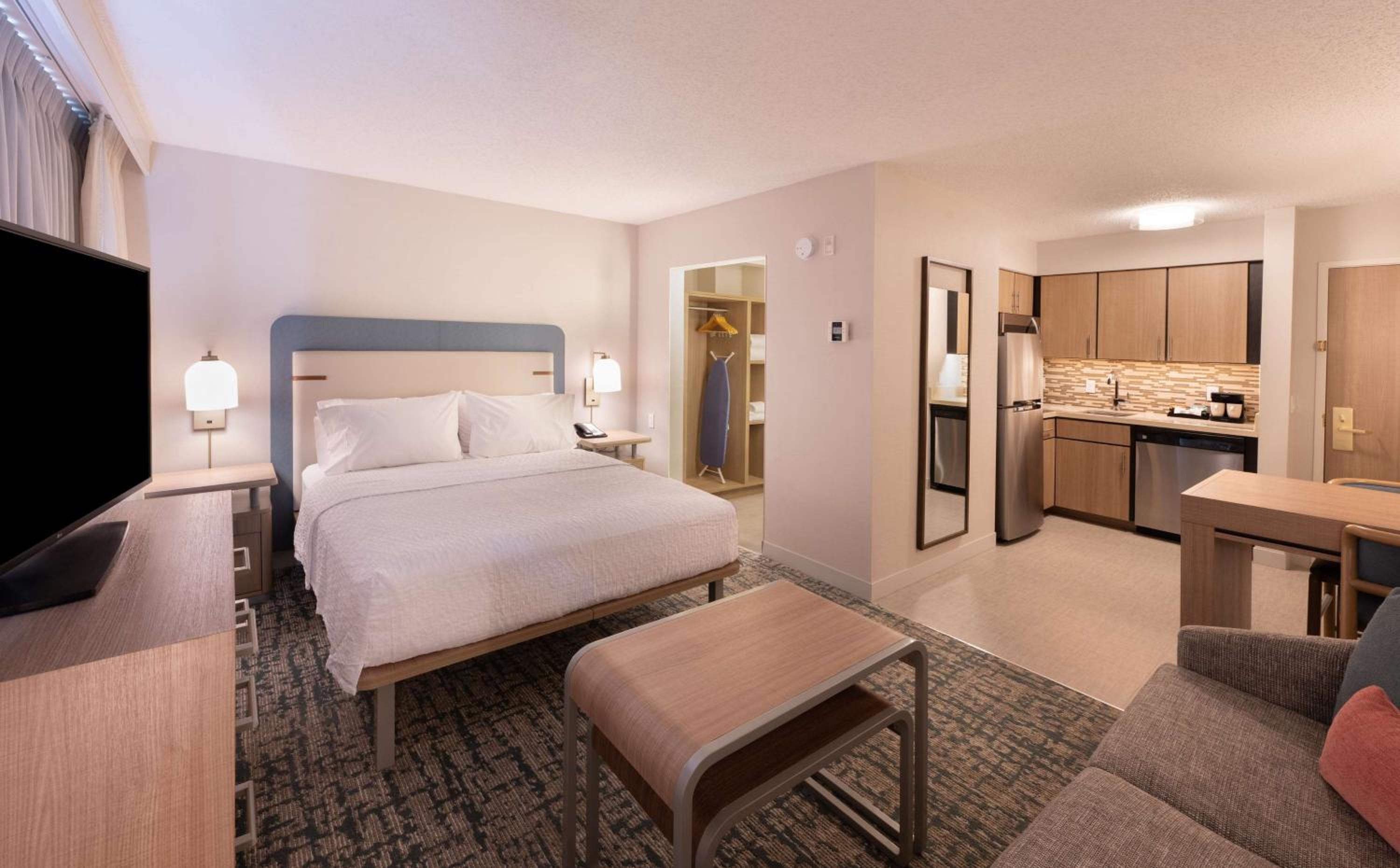 Queen Studio Suite - Photo 2