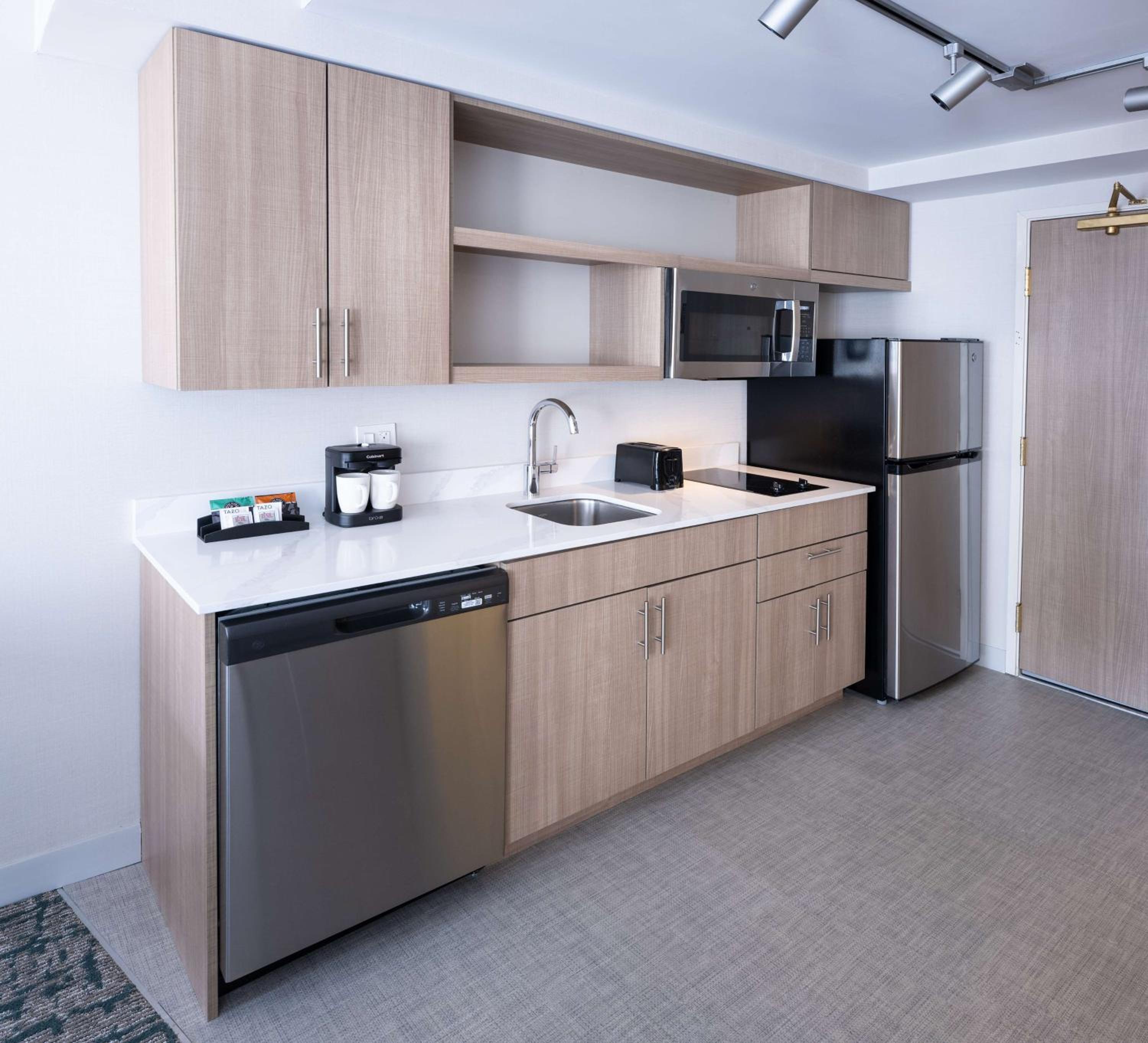 Deluxe Efficiency King Suite - Photo 4