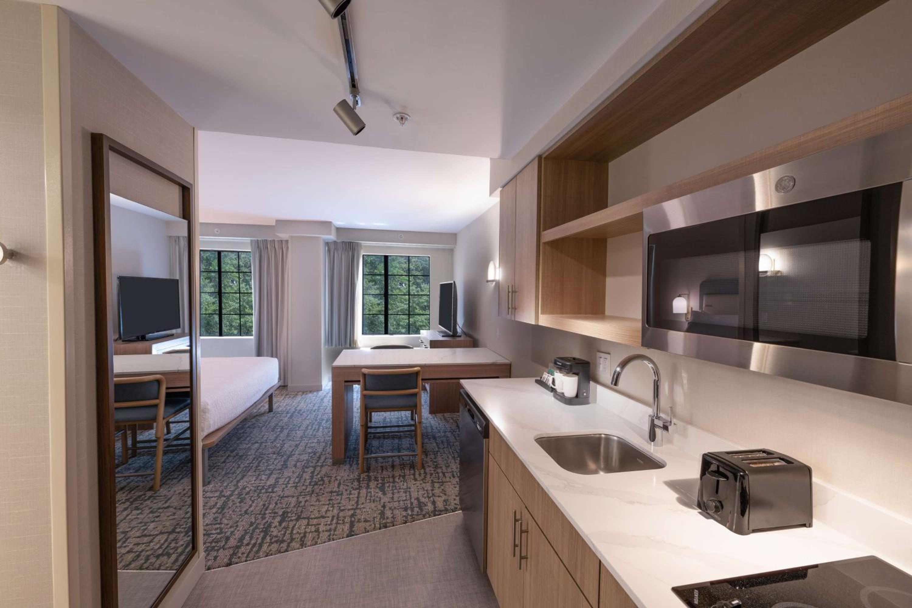 Deluxe Efficiency King Suite - Photo 5