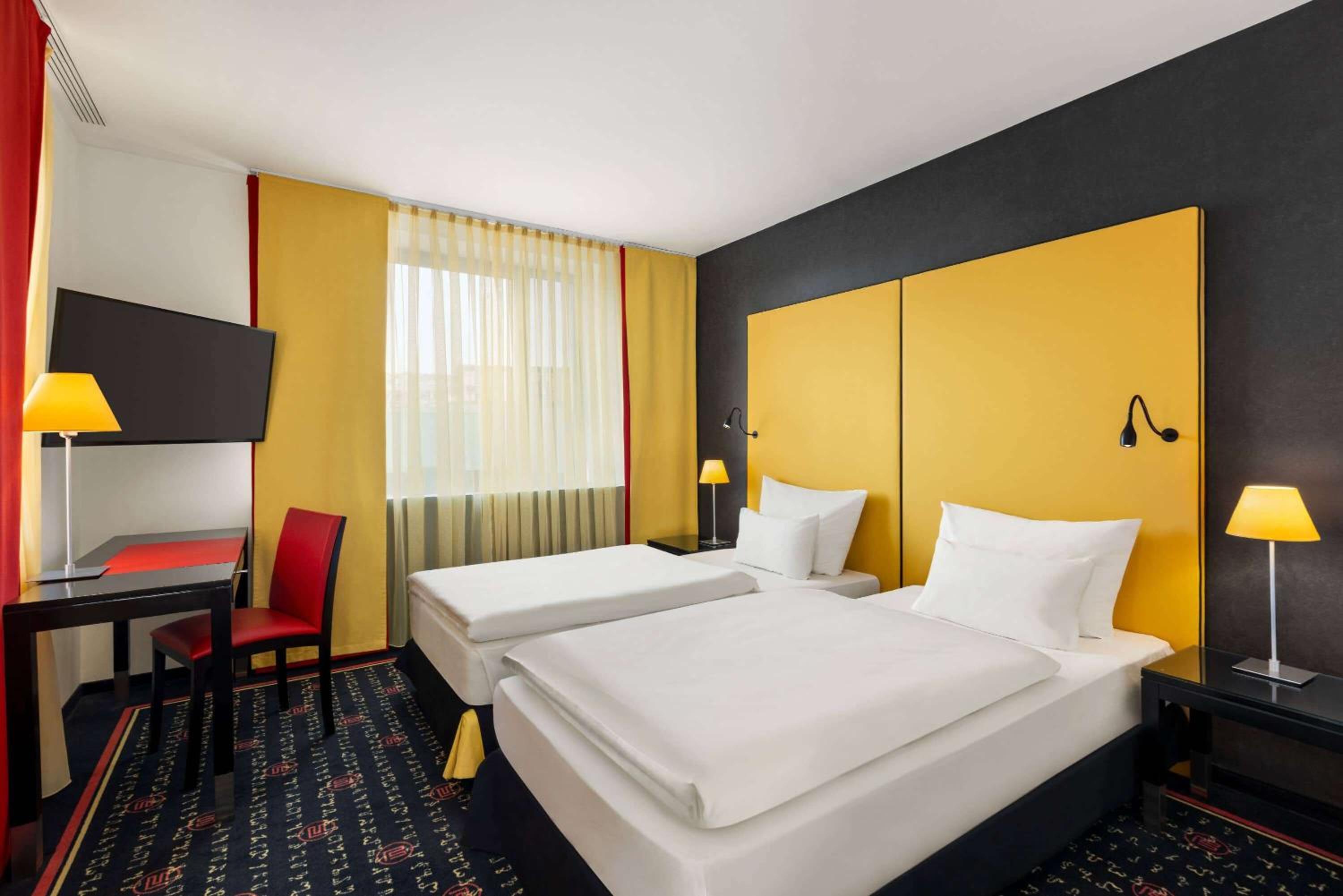 Suite - Photo 1