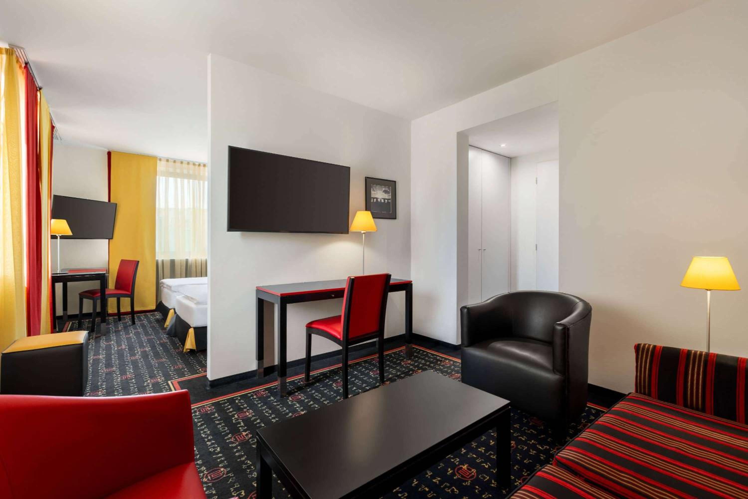 Suite - Photo 3