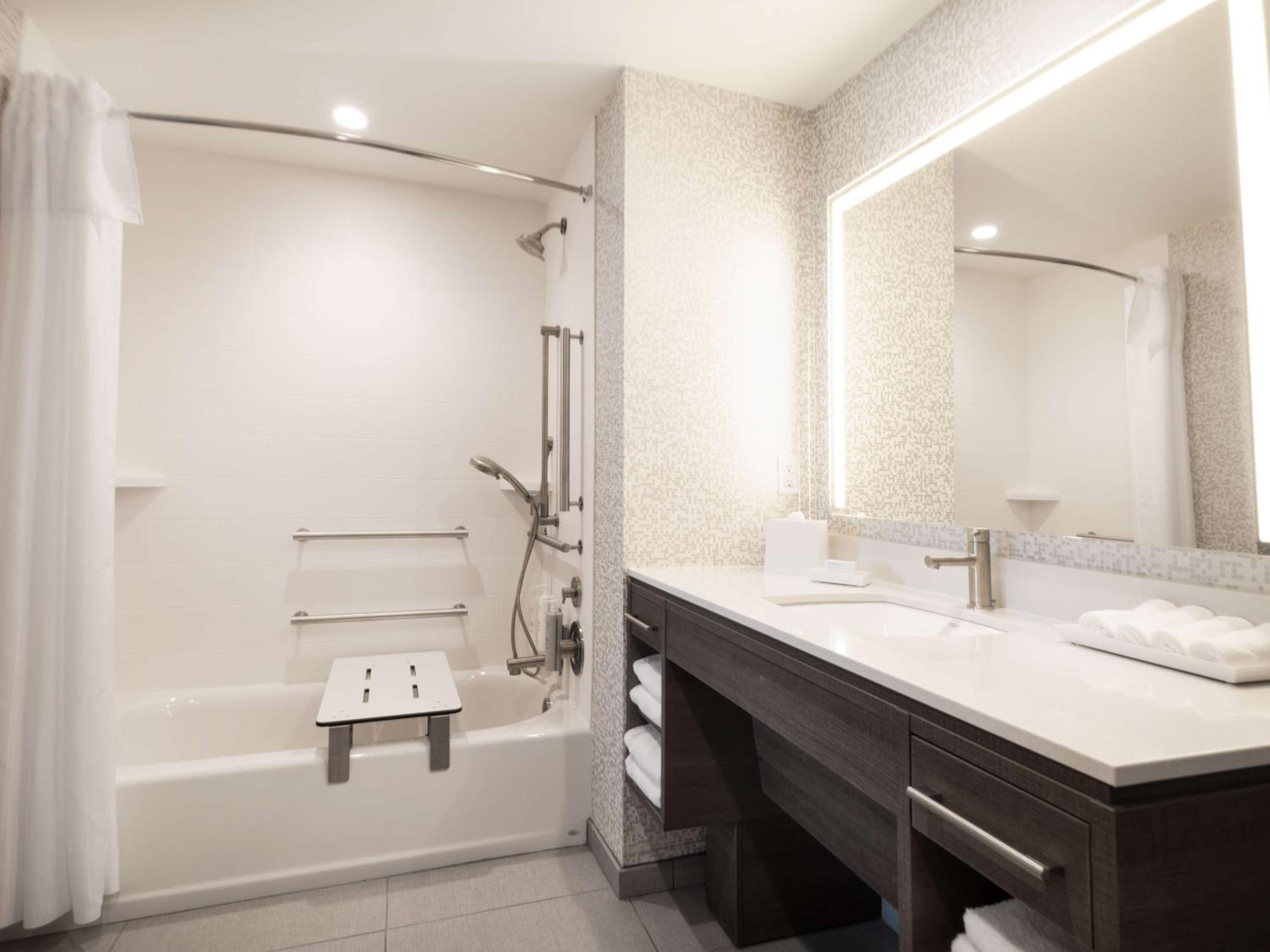 King Suite with Accessible Bathtub - Photo 4