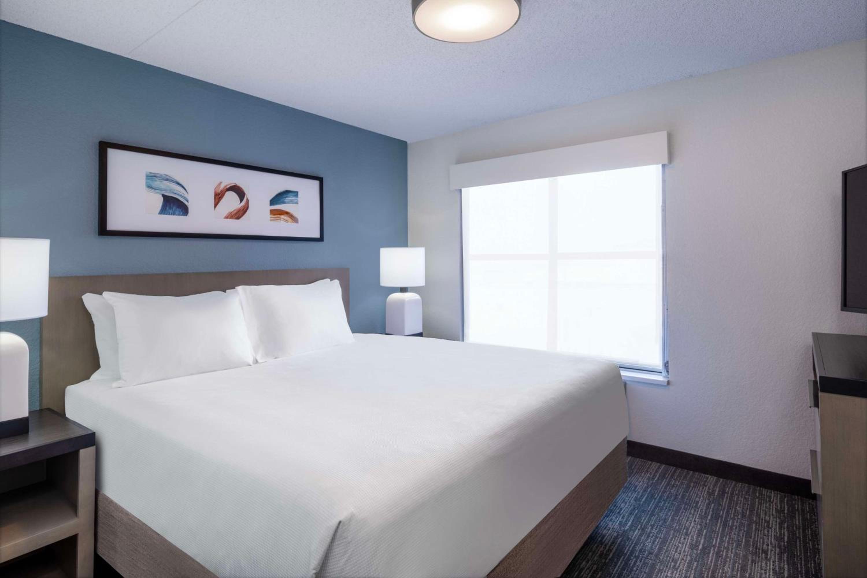 One-Bedroom King Suite with Sofa Bed, Kitchen and Tub - Disability Access - Photo 1