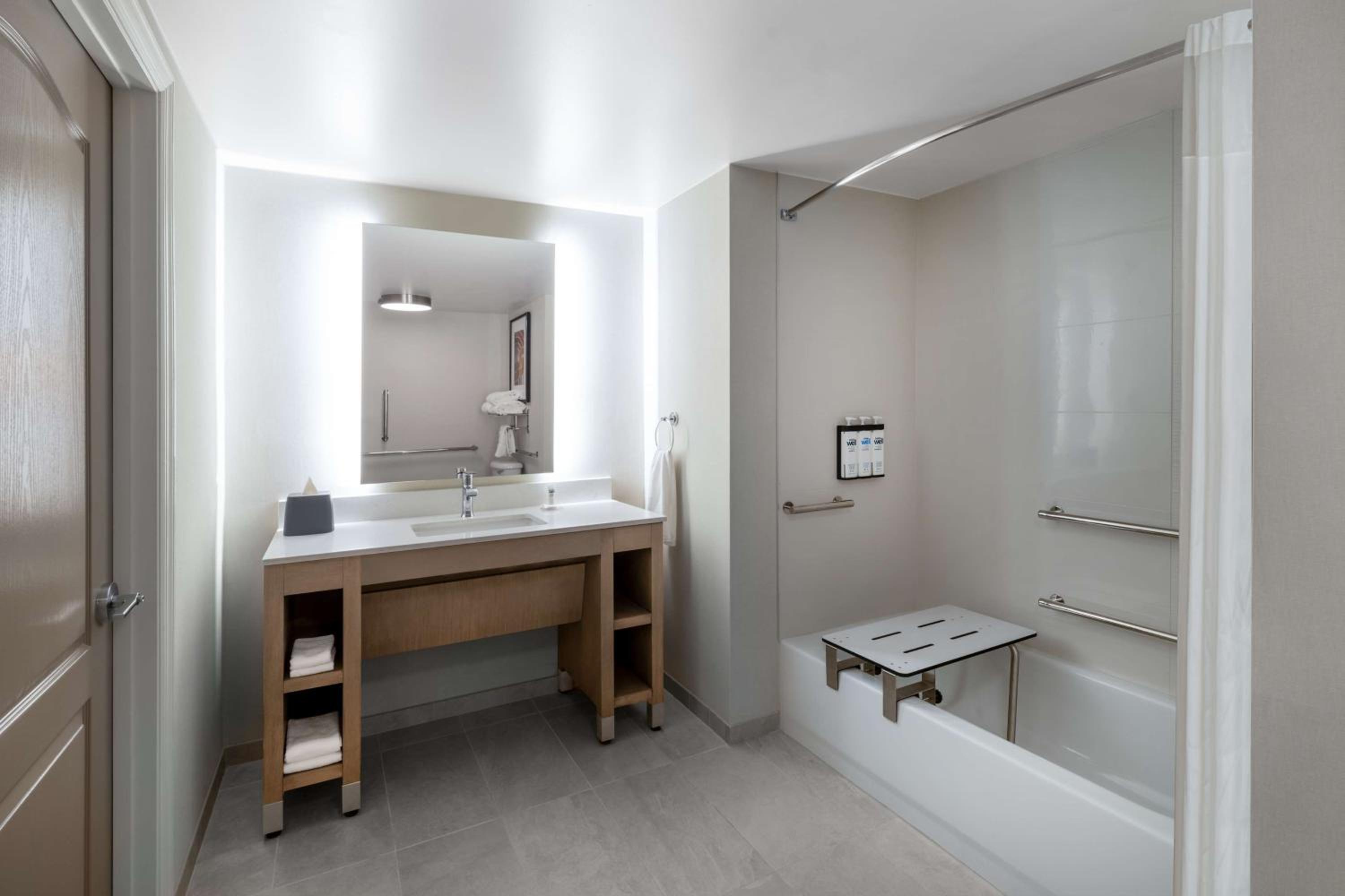 One-Bedroom King Suite with Sofa Bed, Kitchen and Tub - Disability Access - Photo 3