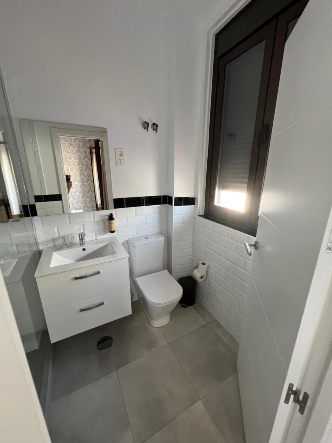 Deluxe Double Room with Balcony - Photo 11