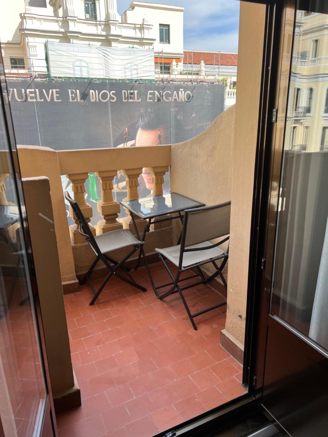 Deluxe Double Room with Balcony - Photo 9