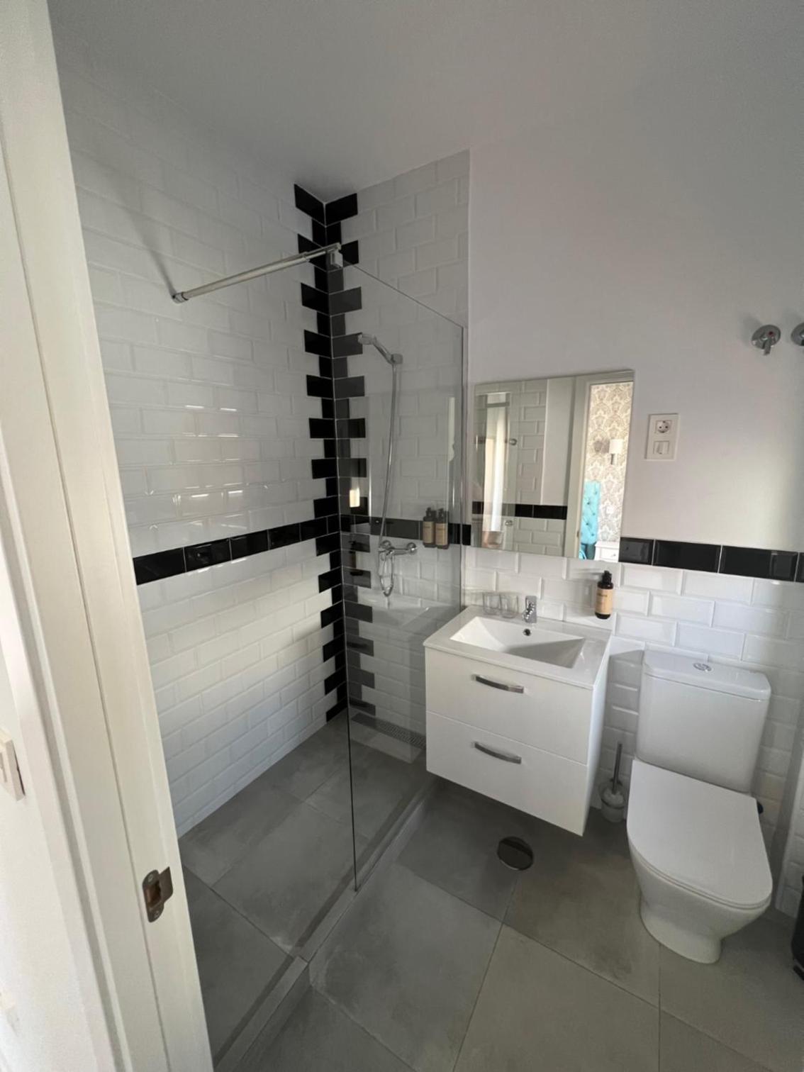 Deluxe Double Room with Balcony - Photo 3