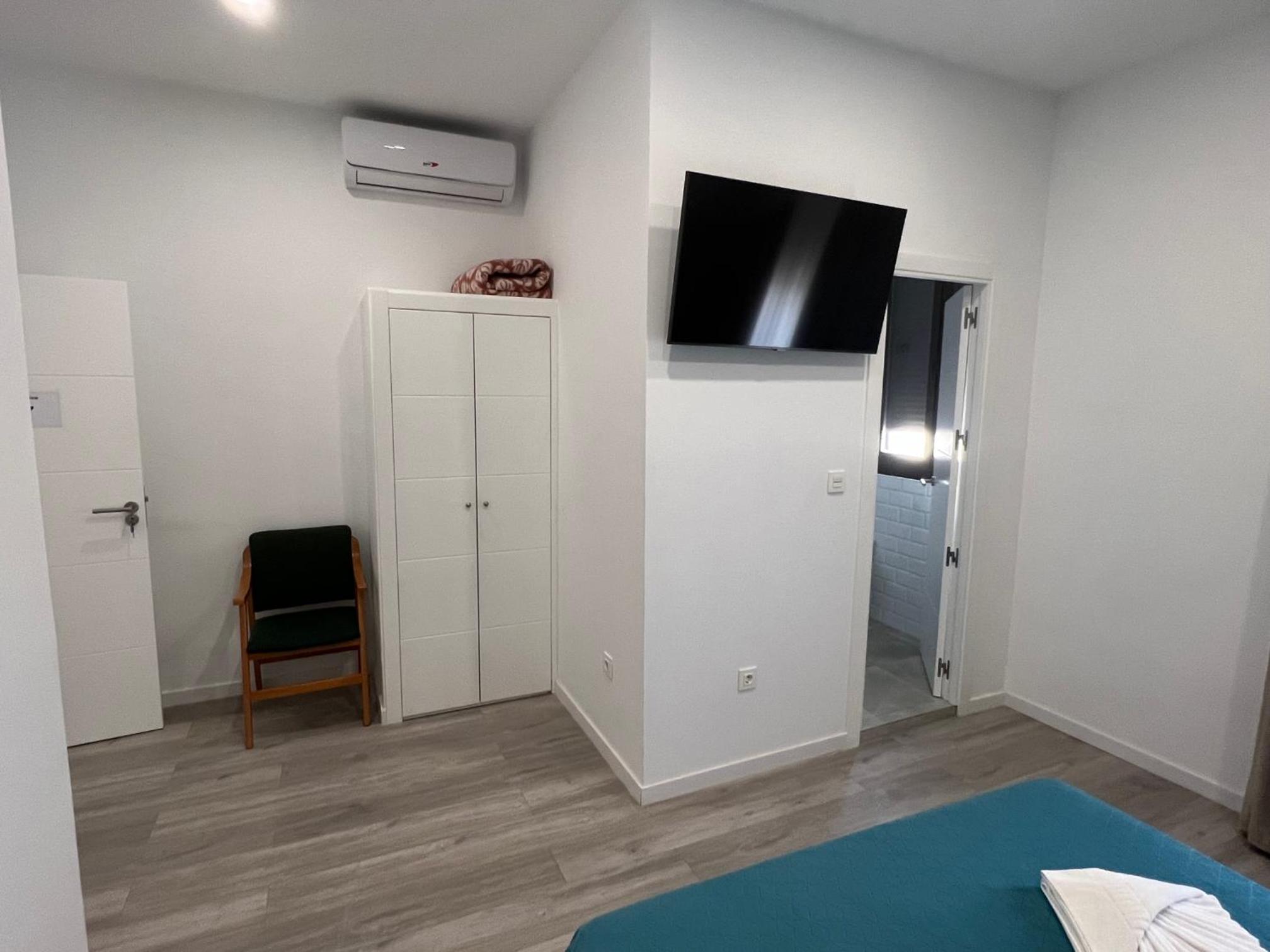 Deluxe Double Room with Balcony - Photo 10