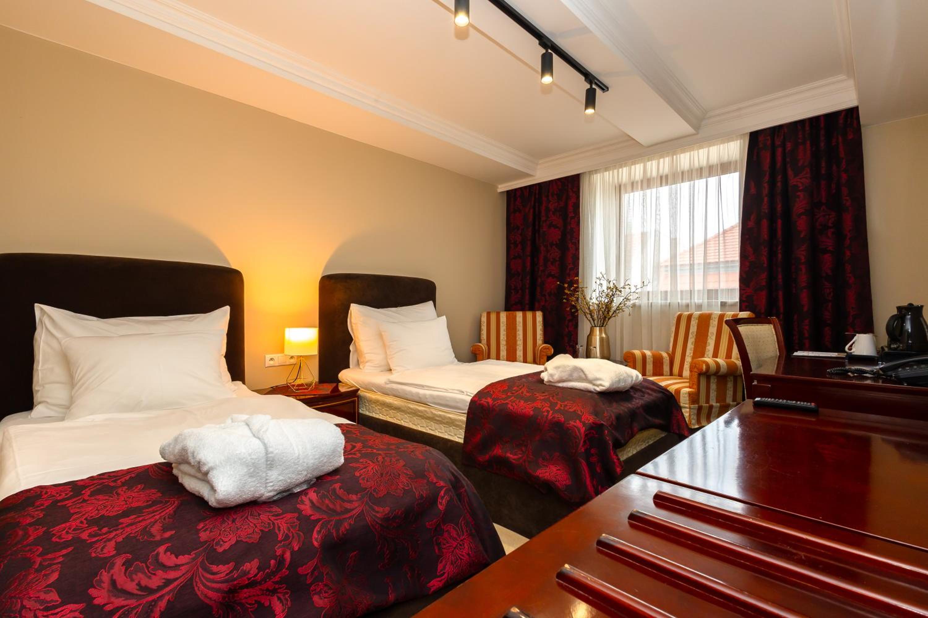 Standard Twin Room - Photo 1