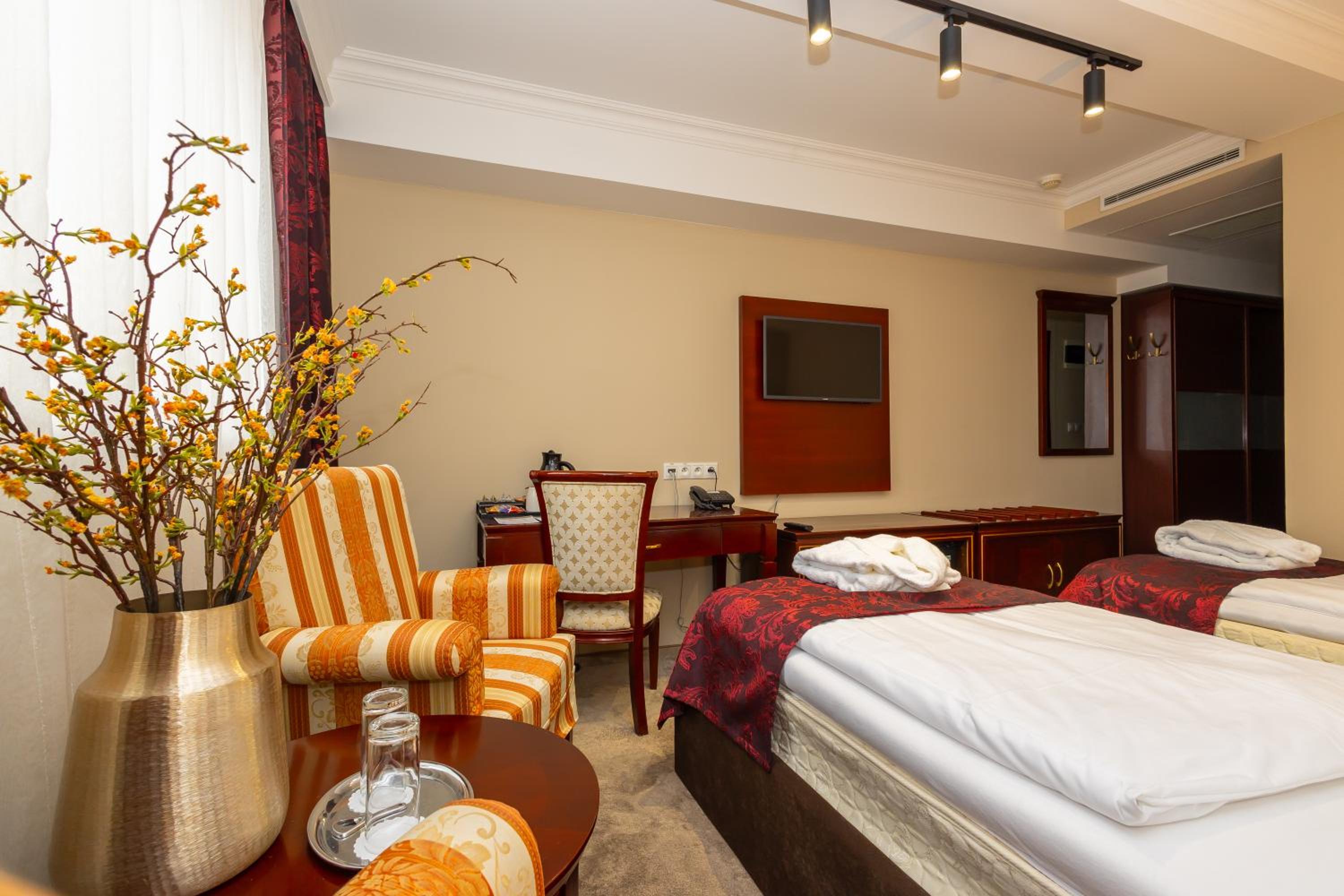 Standard Twin Room - Photo 7