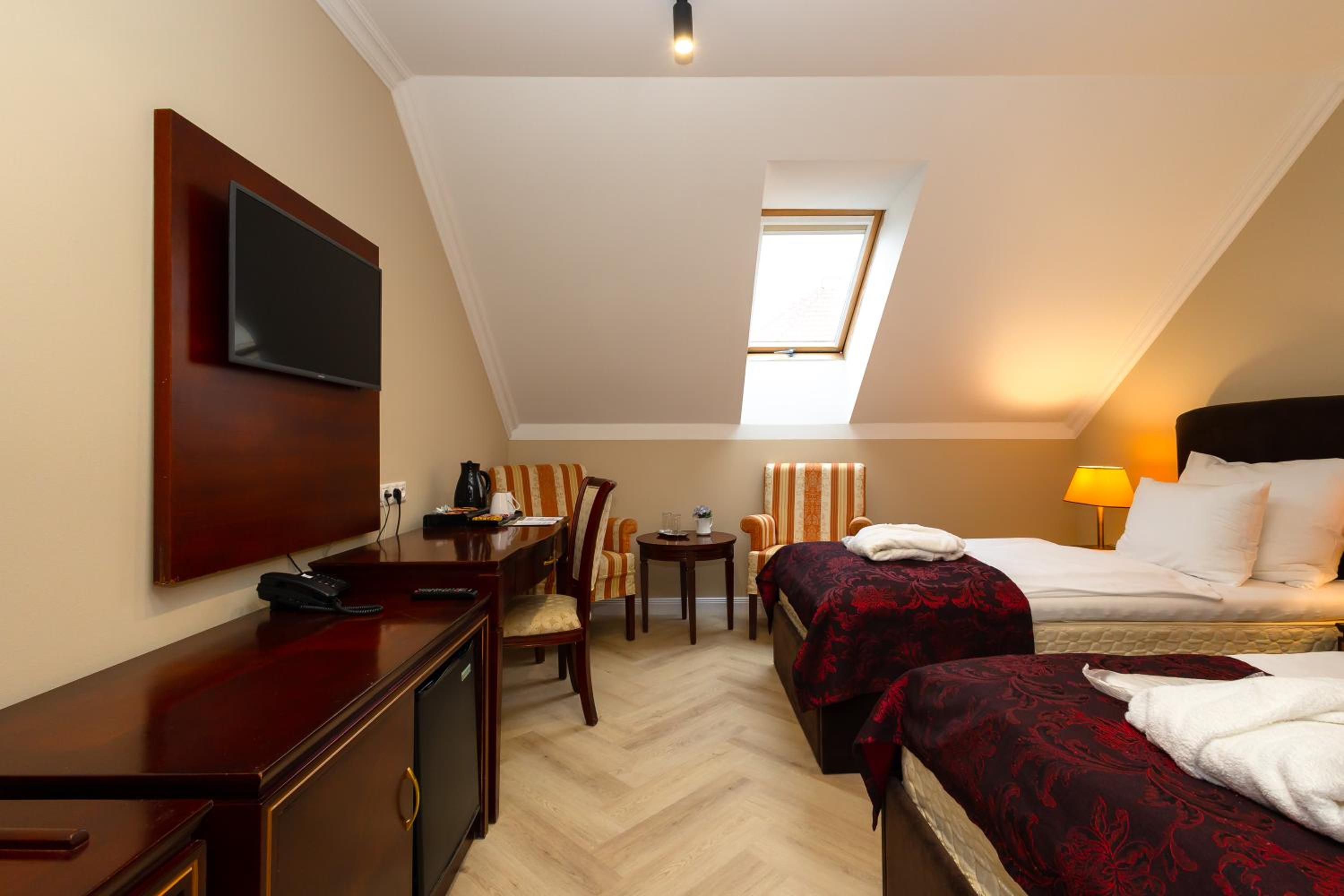 Standard Twin Room - Photo 2