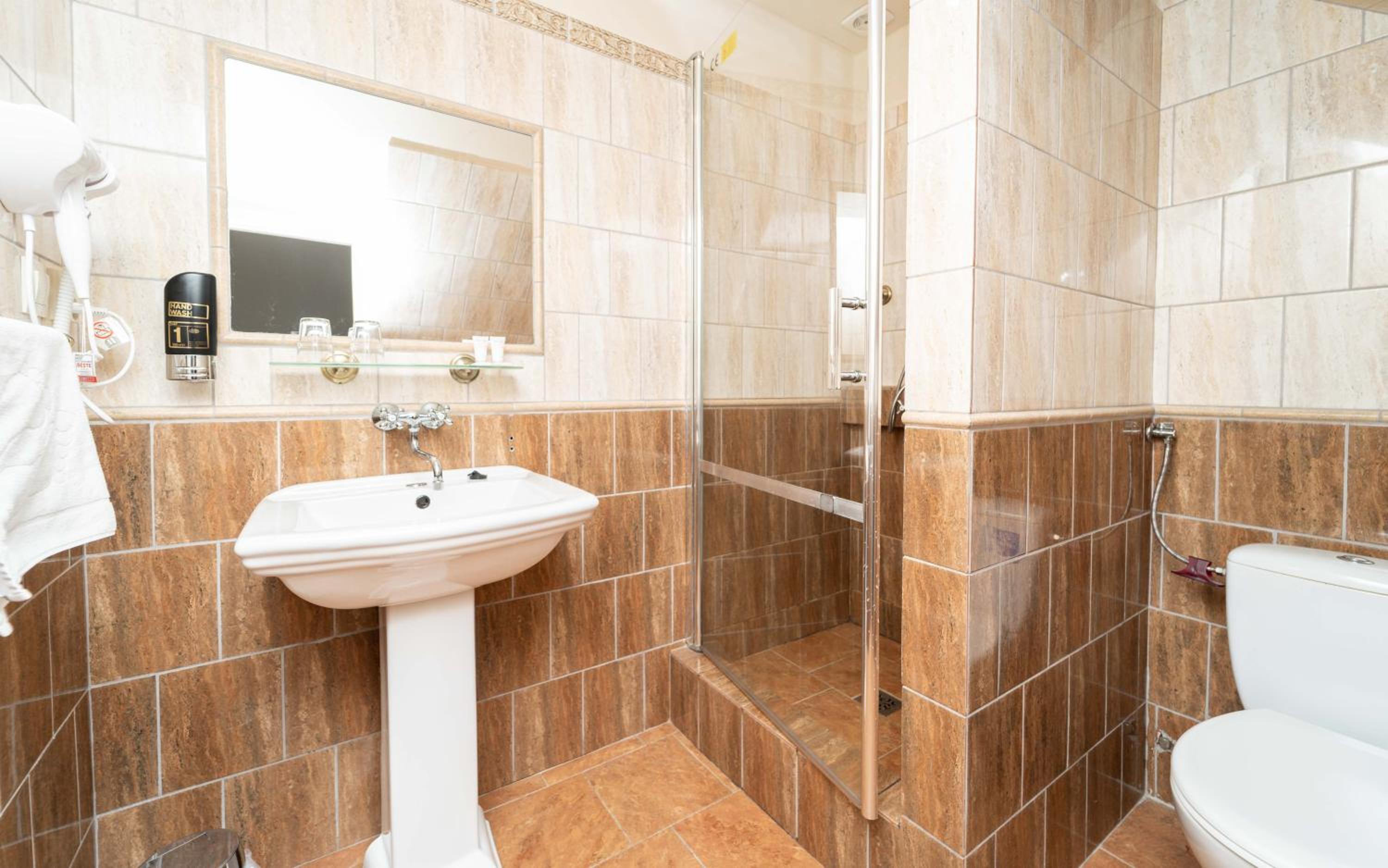 Double or Twin Room - Photo 22