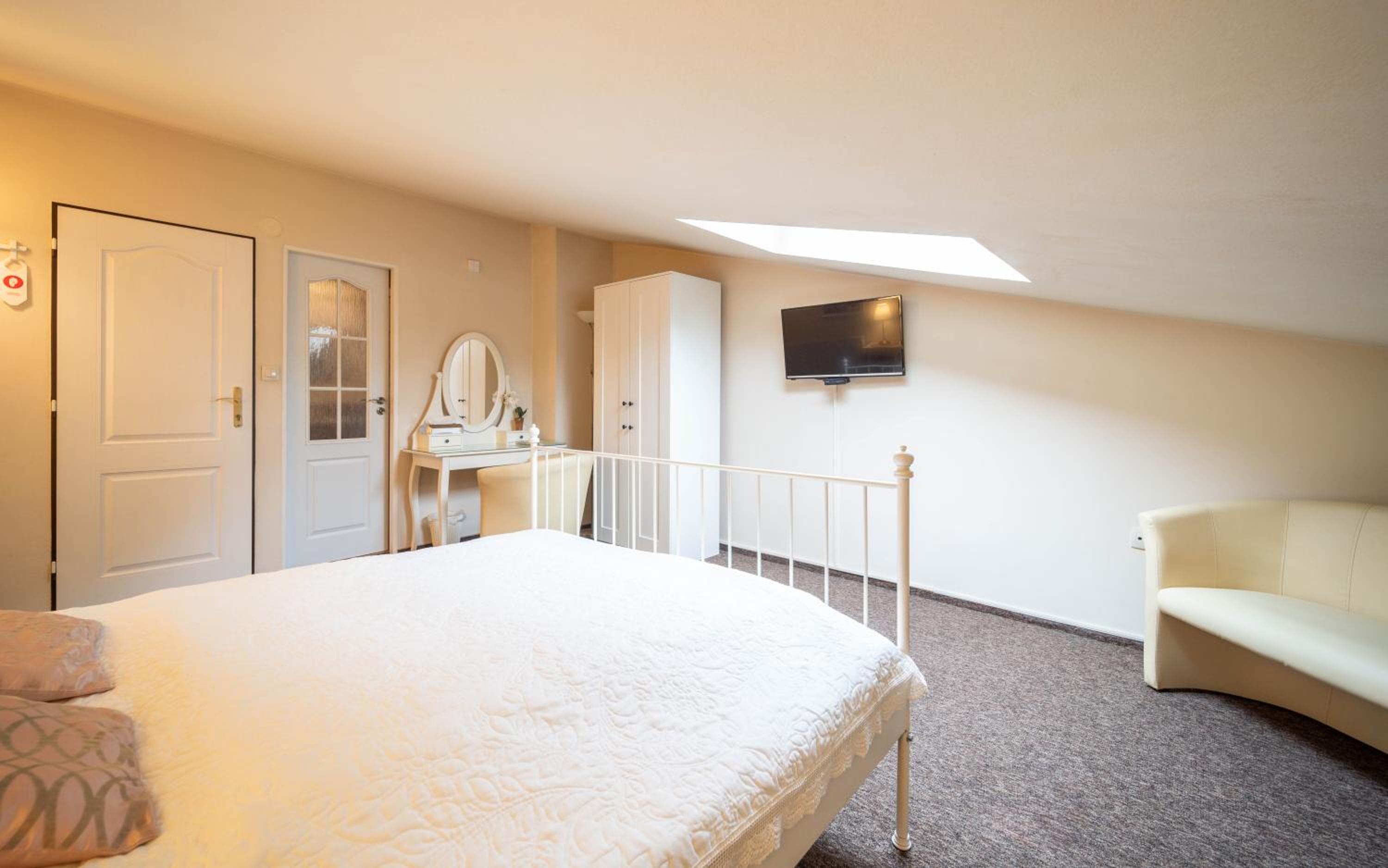 Double or Twin Room - Photo 15
