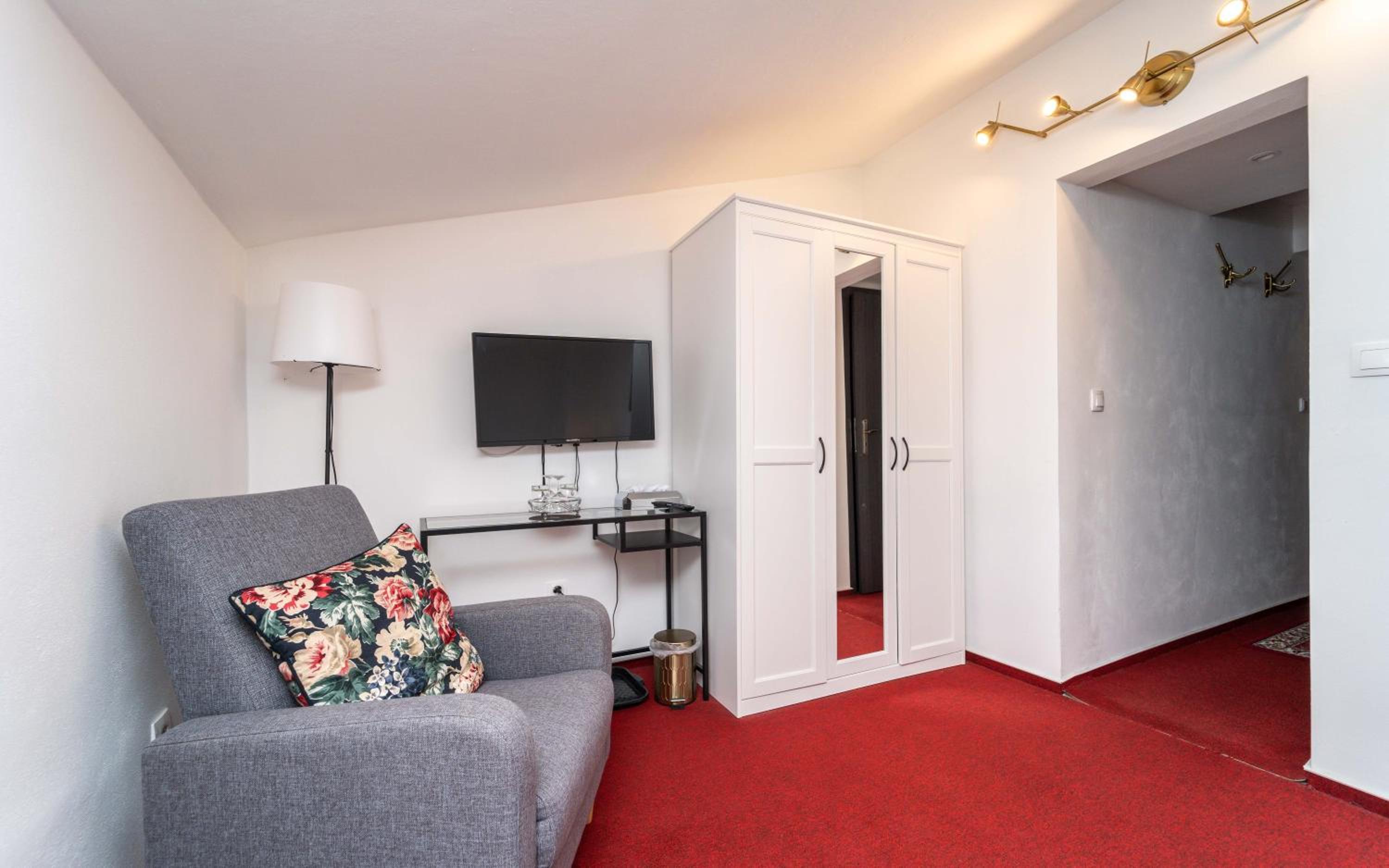 Double or Twin Room - Photo 4